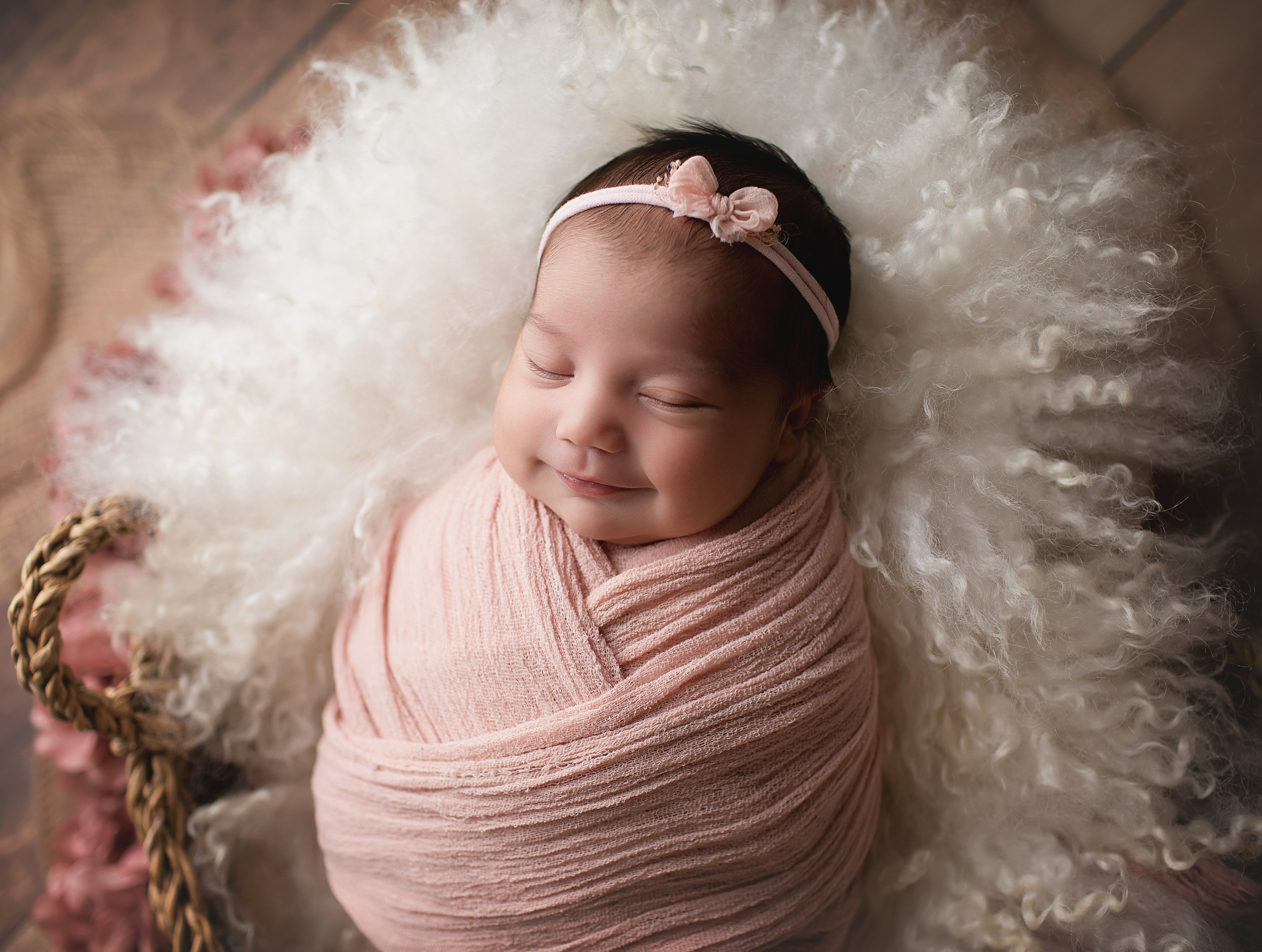 "Närbild på nyfödda bebisar som vilar i en vacker, handgjord filt. Bilden är idealisk för webbplatser som erbjuder tjänster inom nyfödda fotograferingar och babybilder."