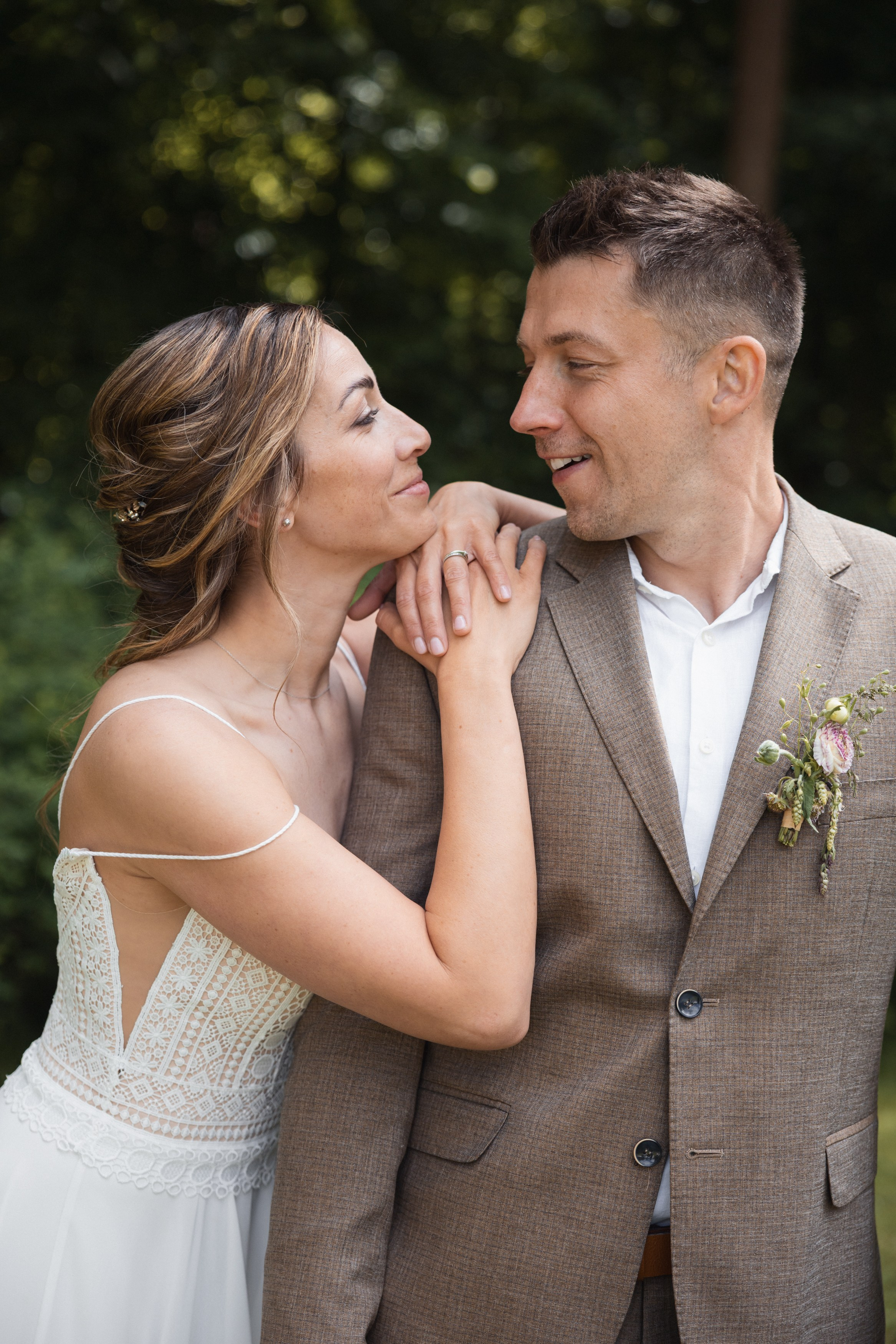 Bride and Groom Photoshoot. Lifestyle and Family Photographer in Pisek Oxana Telupilova