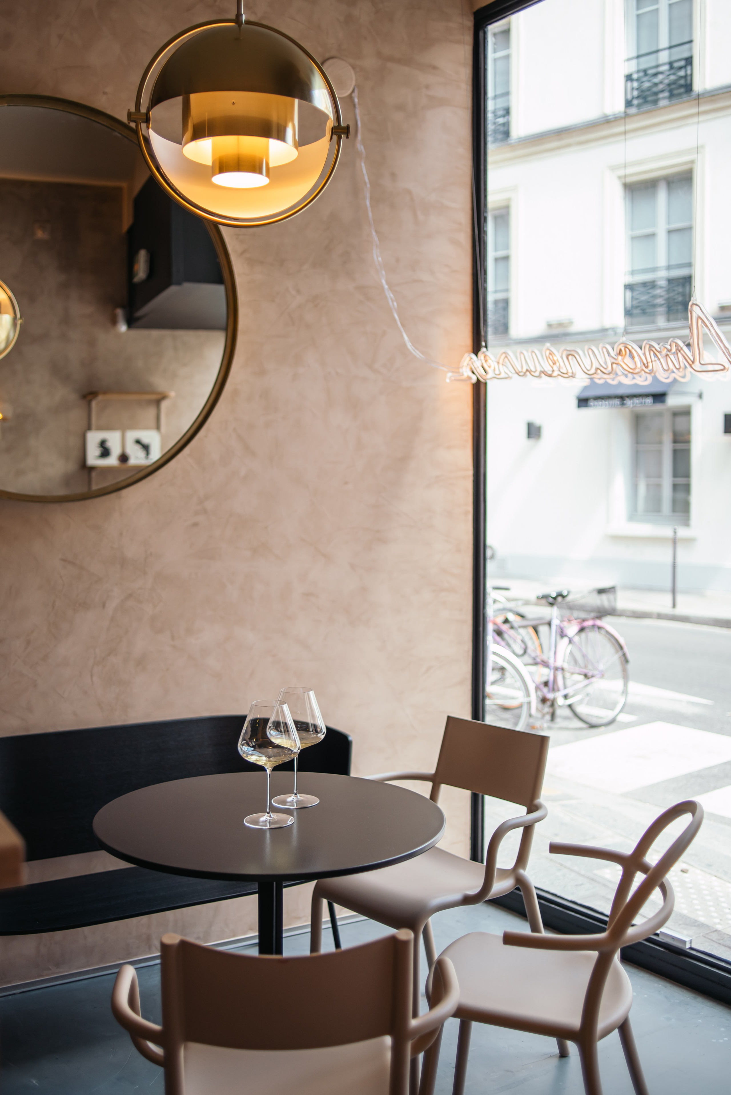 Les Amoureuses bar a vin. Ksenia Marchand/ Lifestyle photographer in Paris