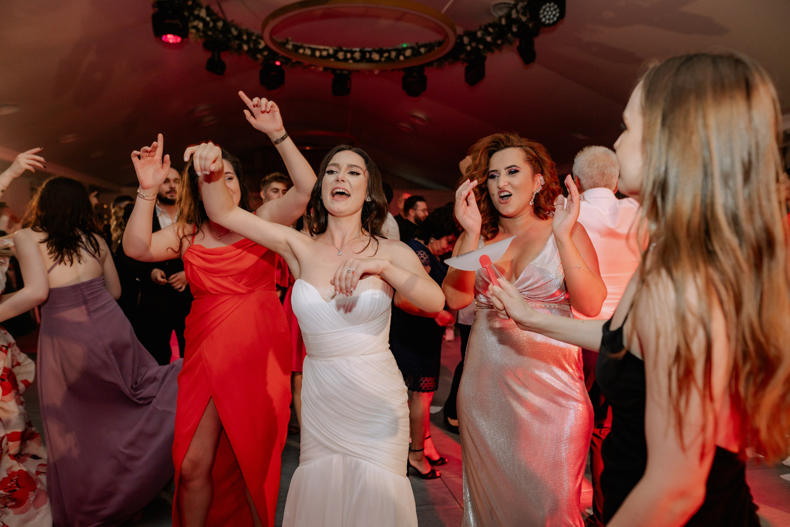 Cununie civila in aer liber , artificii de zi colorate , decor nunta , nunta la Hotel Traian. Proud Vision Weddings | Wedding Photography & Film — Servicii profesionale Foto Video Nunta Iasi