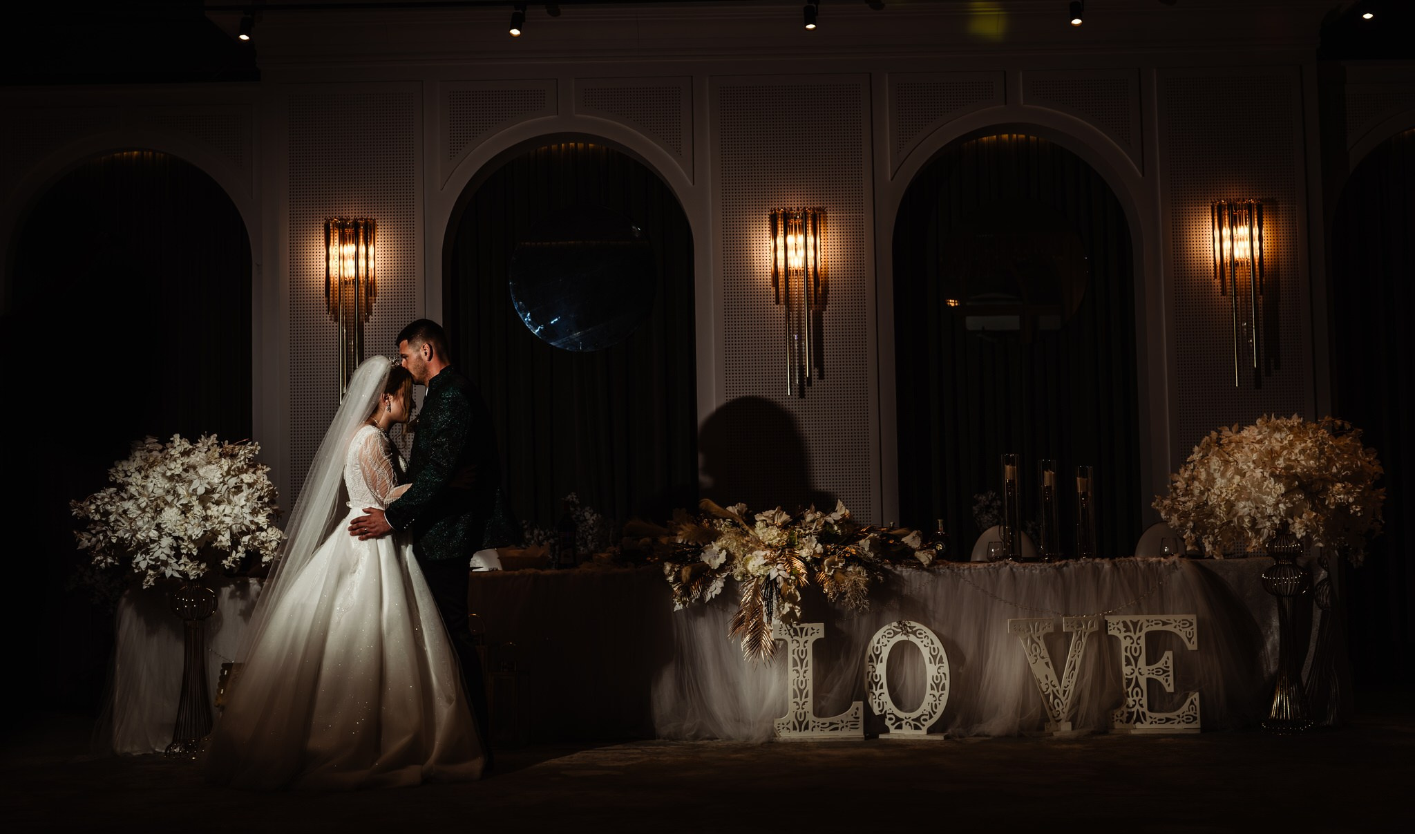 Fotograf profesionist de nuntă. Cu o abordare creativă și tehnici unice, spunem povestea voastră prin imagini pline de iubire și naturalețe. Descoperă arta fotografiei de nuntă . Fotograf Iasi, fotograf de nunta Suceava. Fotografii de nuntă. Pachet fotografii de nuntă. Fotograf Iasi, fotograf Suceava, fotograf Botosani, fotograf Romania. Servicii foto nuntă. Servicii foto-video.