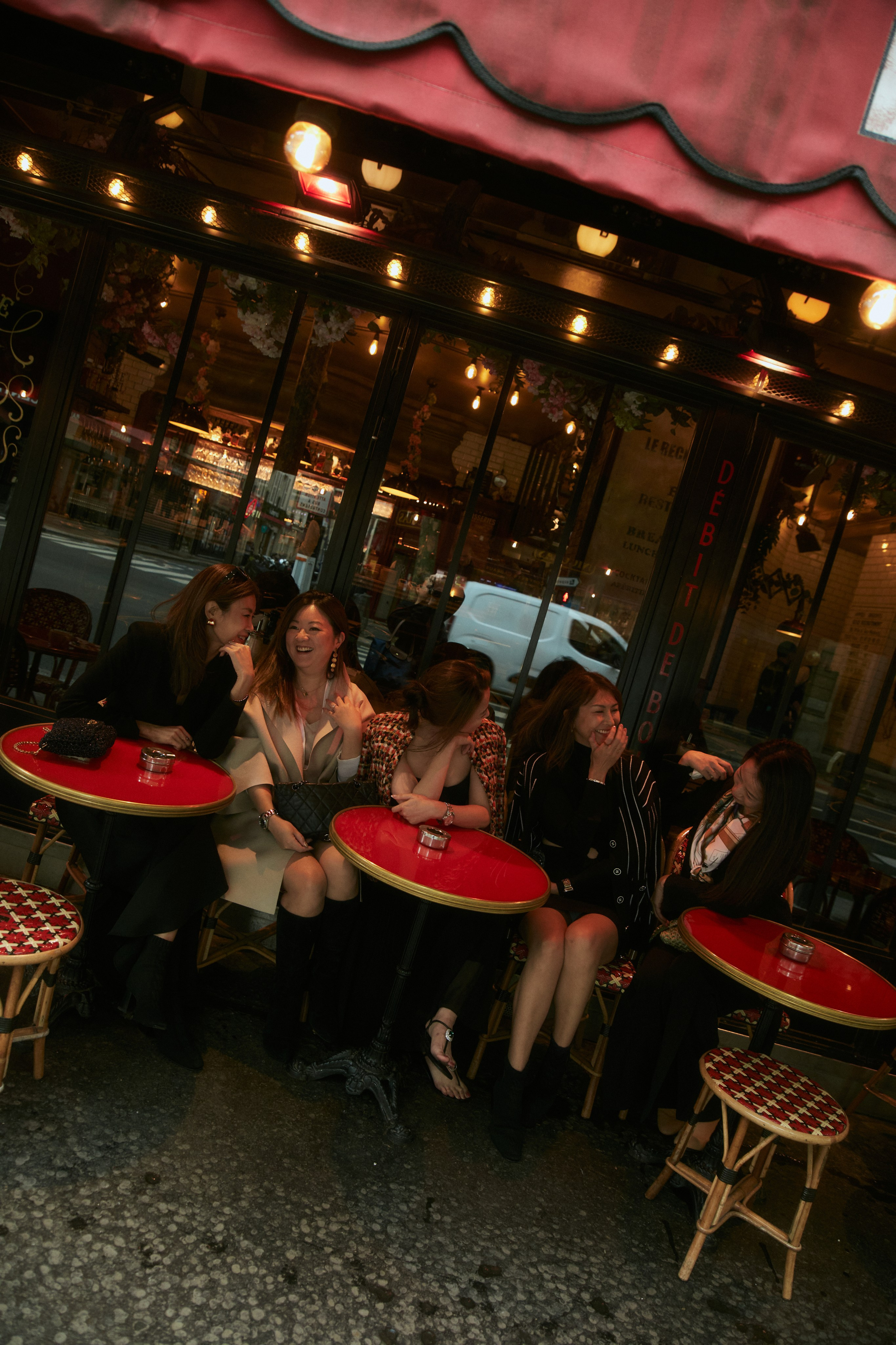 Friends. Photographer in Paris