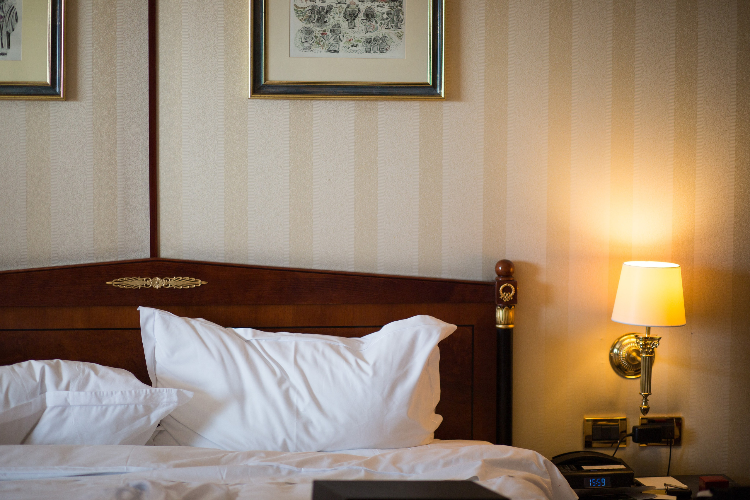 Cât ne costă nunta? Ghid complet pentru viitori miri, cost nunta, ce cheltuieli avem la nunta, cat costa dj, cat costa buchetul de mireasa, cost buchet nasa, cost formatie, cost band, cost saxofon, cost fotograf nunta, cost videograf nunta, cost salon de nunta