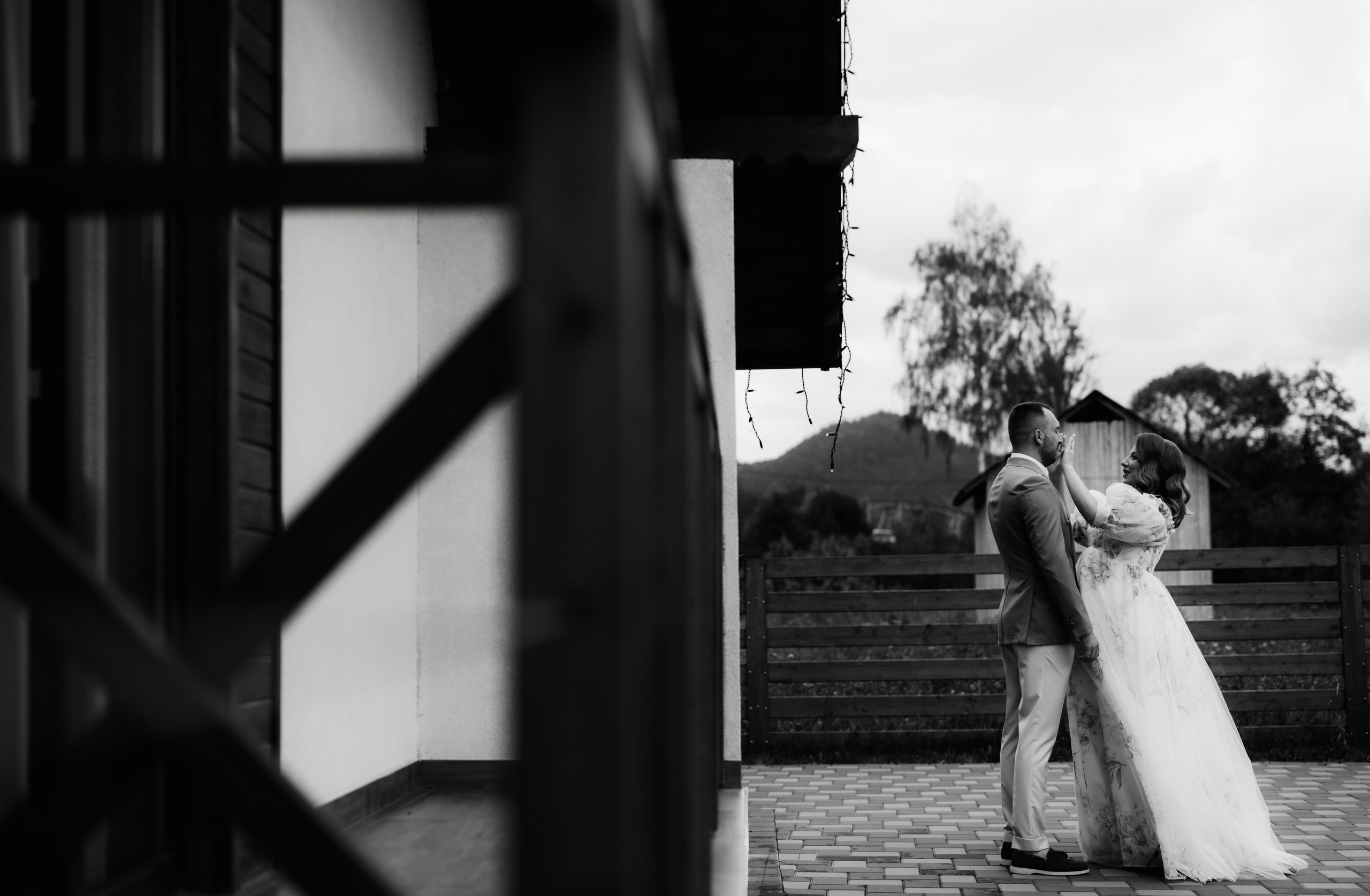 Fotograf profesionist de nuntă. Cu o abordare creativă și tehnici unice, spunem povestea voastră prin imagini pline de iubire și naturalețe. Descoperă arta fotografiei de nuntă . Fotograf Iasi, fotograf de nunta Suceava. Fotografii de nuntă. Pachet fotografii de nuntă. Fotograf Iasi, fotograf Suceava, fotograf Botosani, fotograf Romania. Servicii foto nuntă. Servicii foto-video.