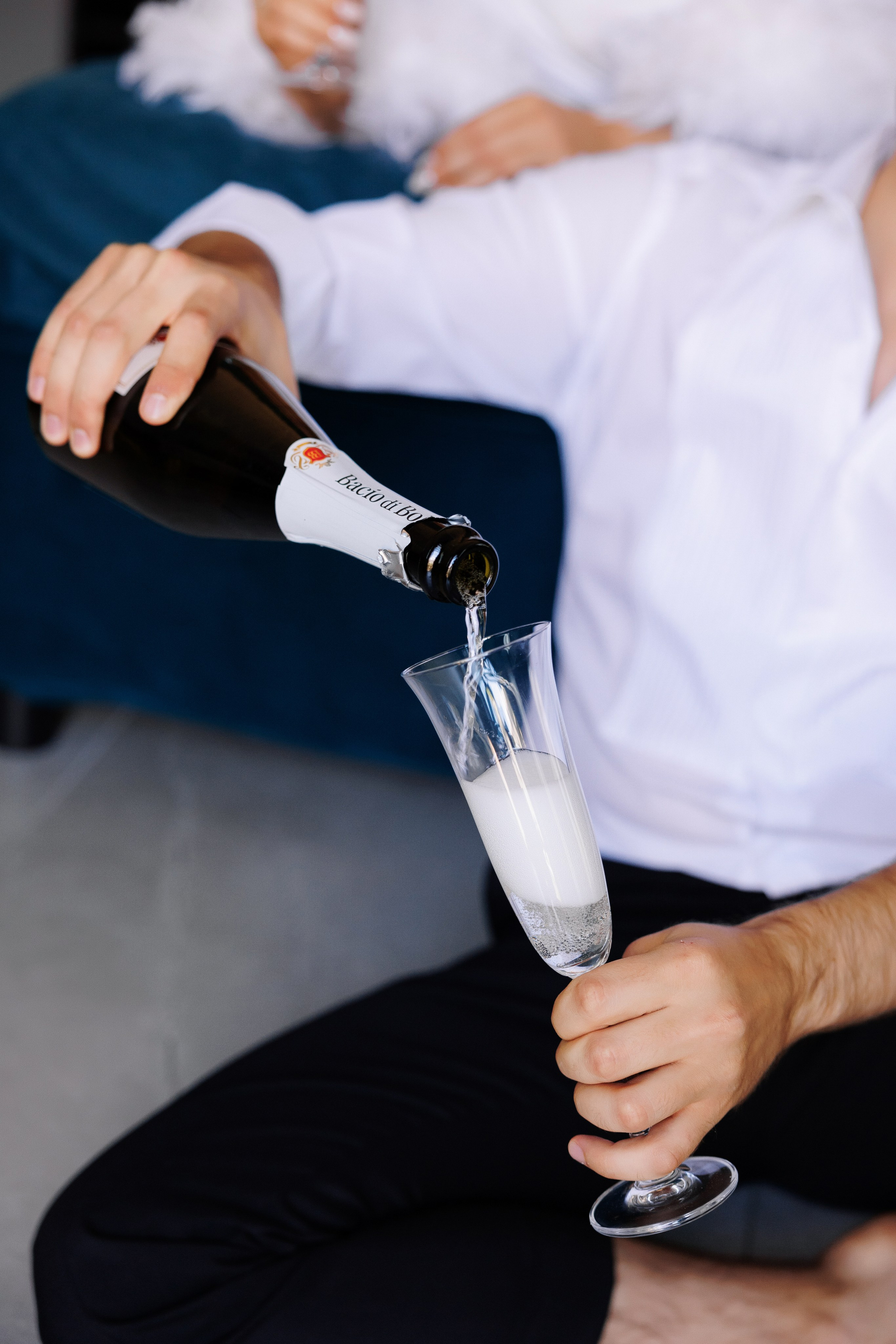 servirea spumantului în dimineața nunții