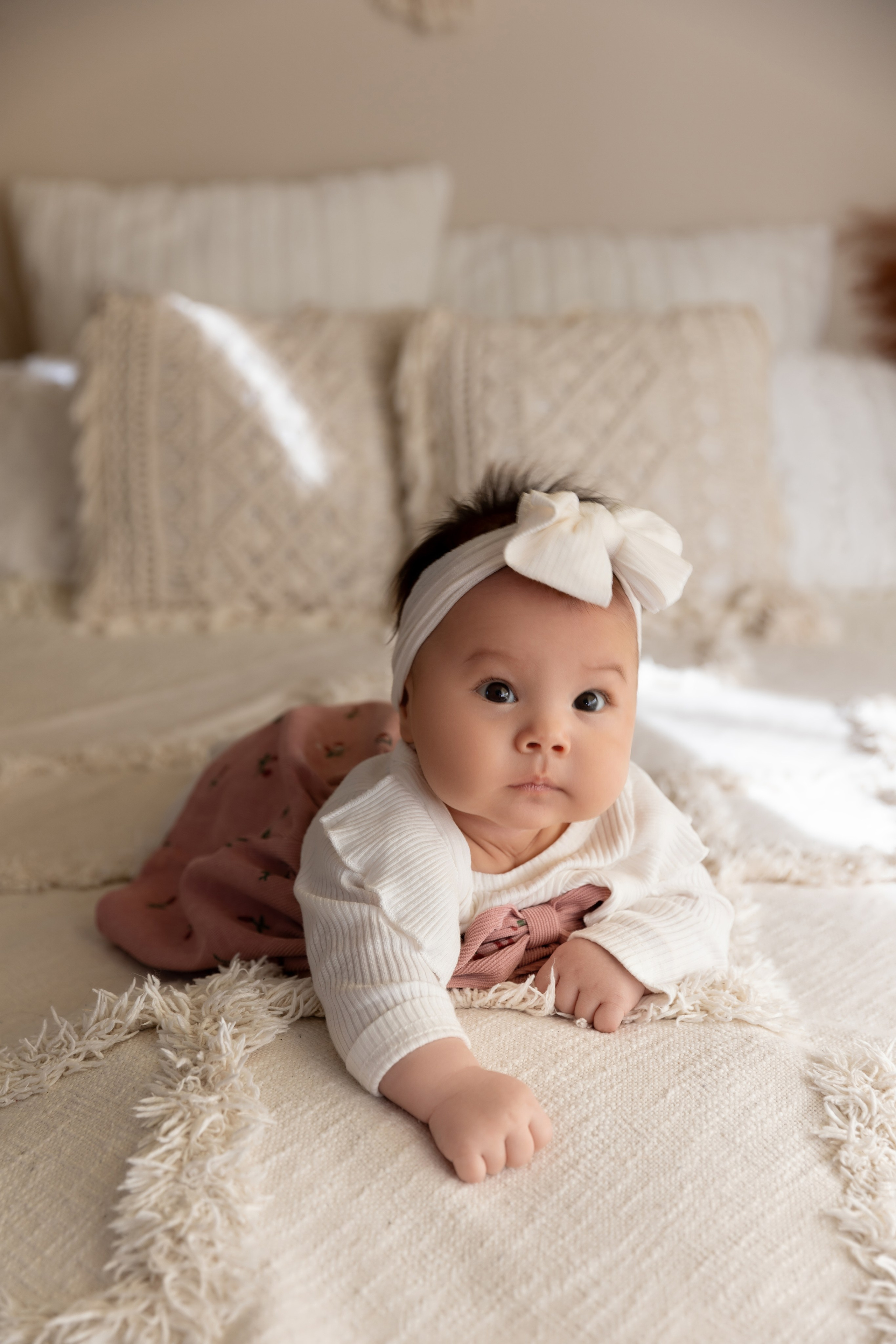 Babyfotografie 1–12 Monate – Kind liegt gemütlich in einer Dekoration, professionelles Shooting 