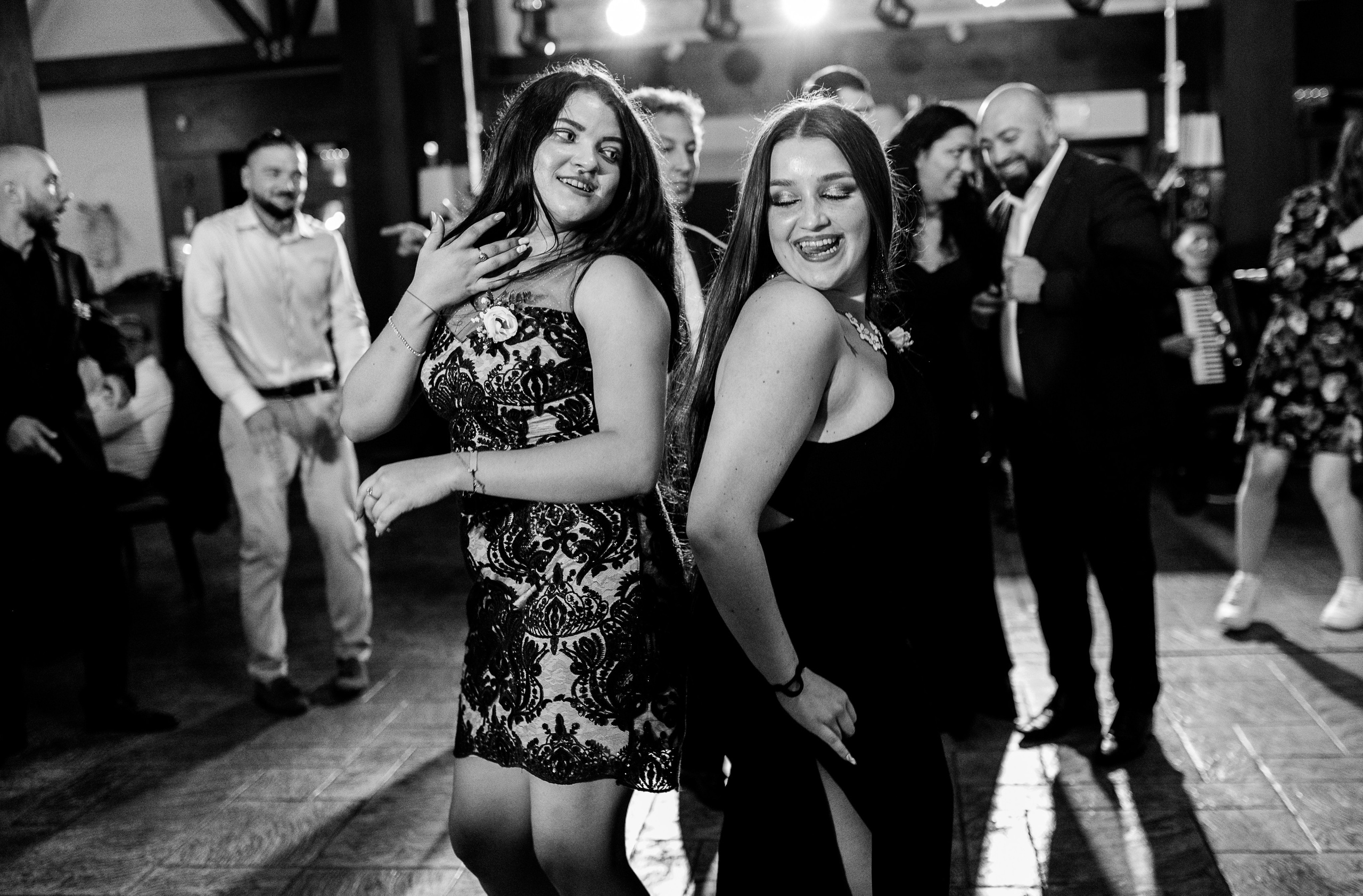 Fotograf profesionist de nuntă. Cu o abordare creativă și tehnici unice, spunem povestea voastră prin imagini pline de iubire și naturalețe. Descoperă arta fotografiei de nuntă . Fotograf Iasi, fotograf de nunta Suceava. Fotografii de nuntă. Pachet fotografii de nuntă. Fotograf Iasi, fotograf Suceava, fotograf Botosani, fotograf Romania. Servicii foto nuntă. Servicii foto-video.