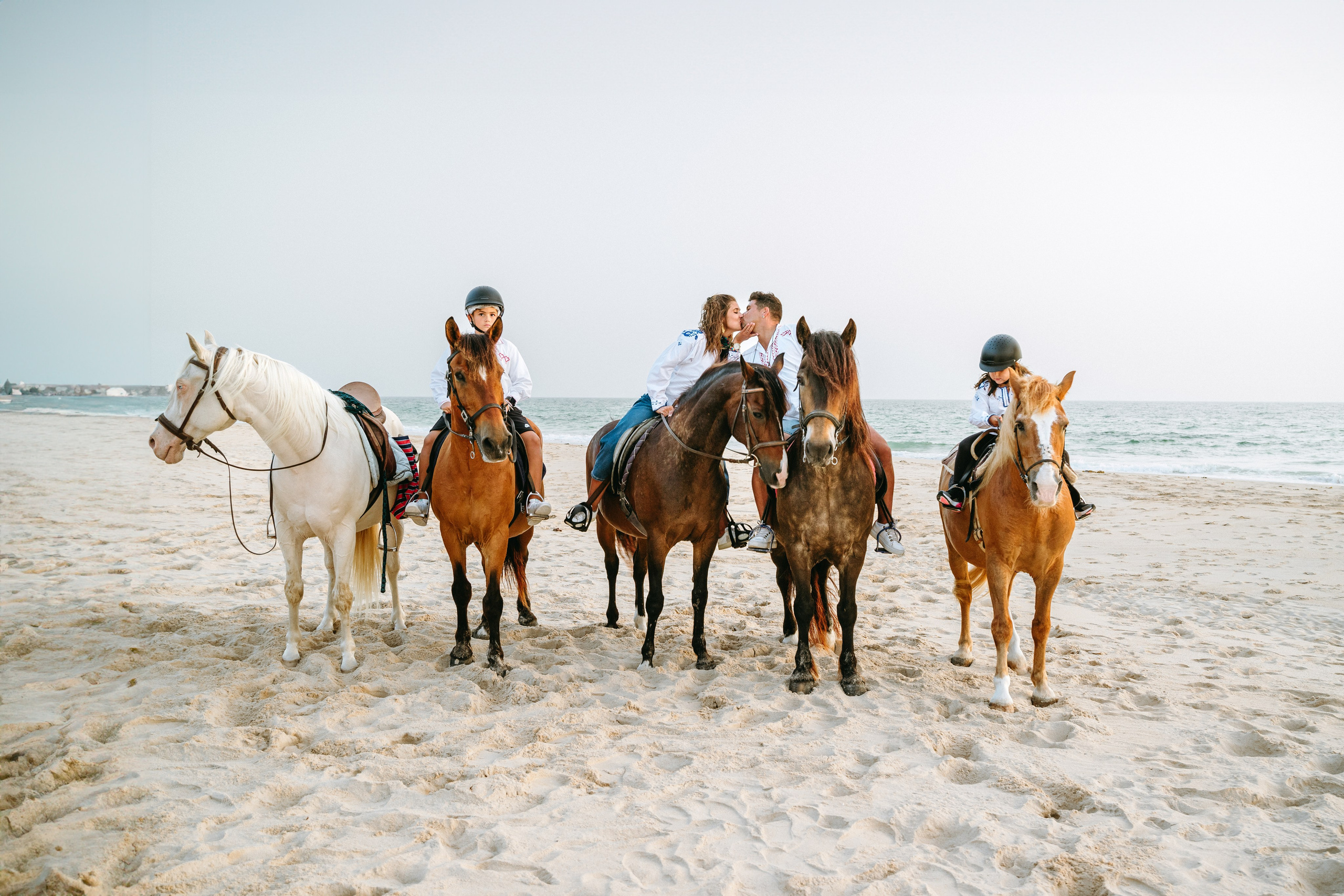 Marlene & Tiago com filhos. Passeios a Cavalo na Praia Peniche | Eco Salgados Agroturismo