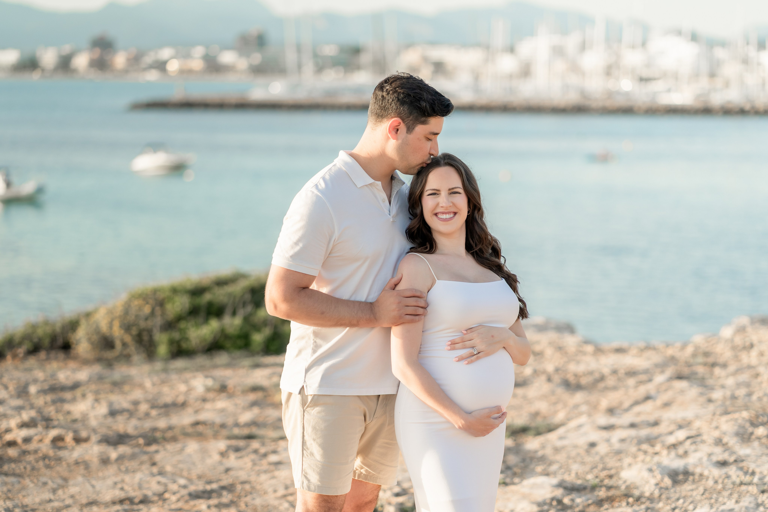 Maternity Photoshoot by the Sea in Mallorca – Natural & Timeless Moments. Deine Fotografin auf Mallorca für Familien und Business