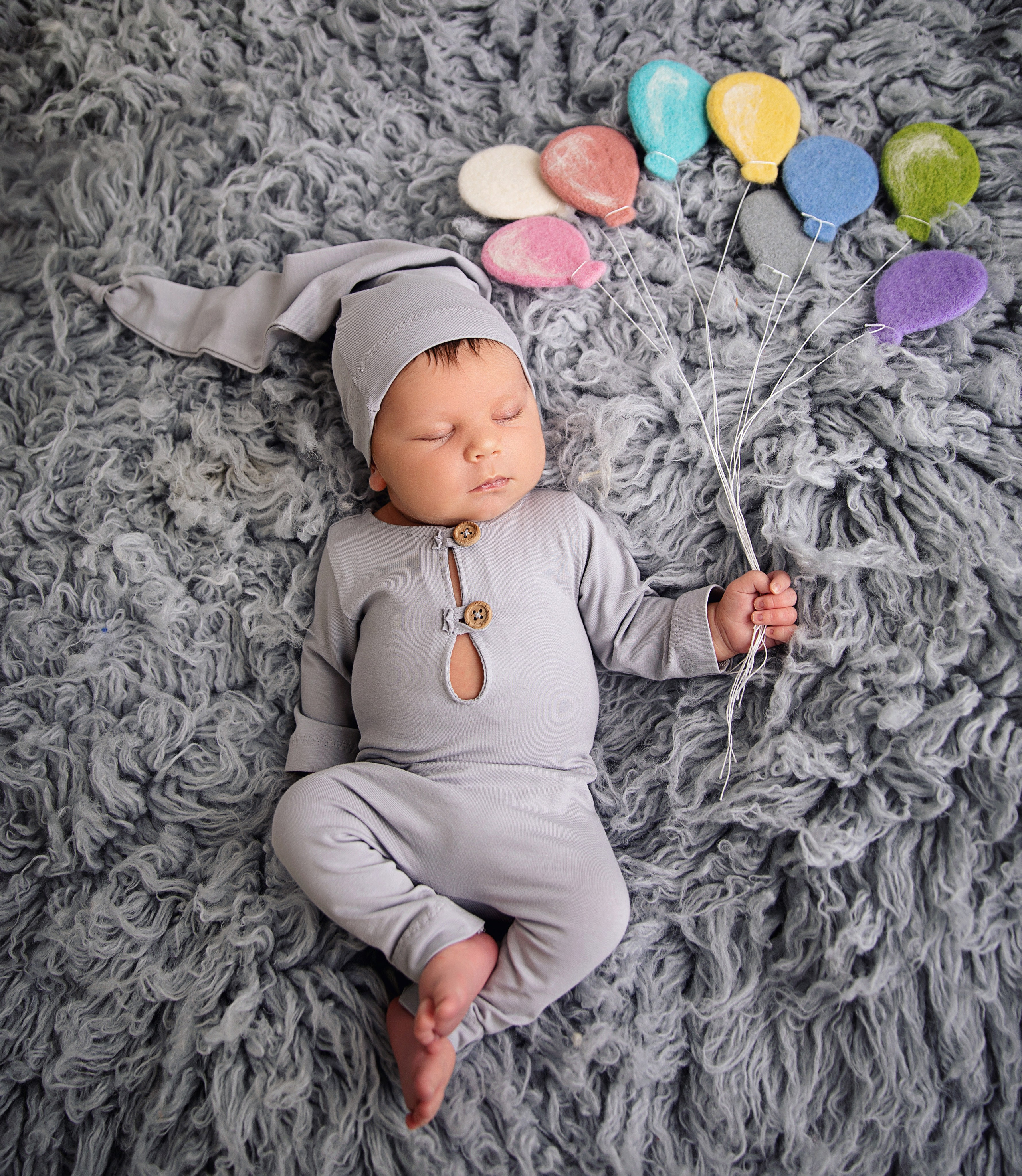 "Nyfödda barn som ligger tätt tillsammans och ser fridfulla ut. Denna bild är idealisk för att marknadsföra tjänster inom nyfödda fotografering och babyfoto."