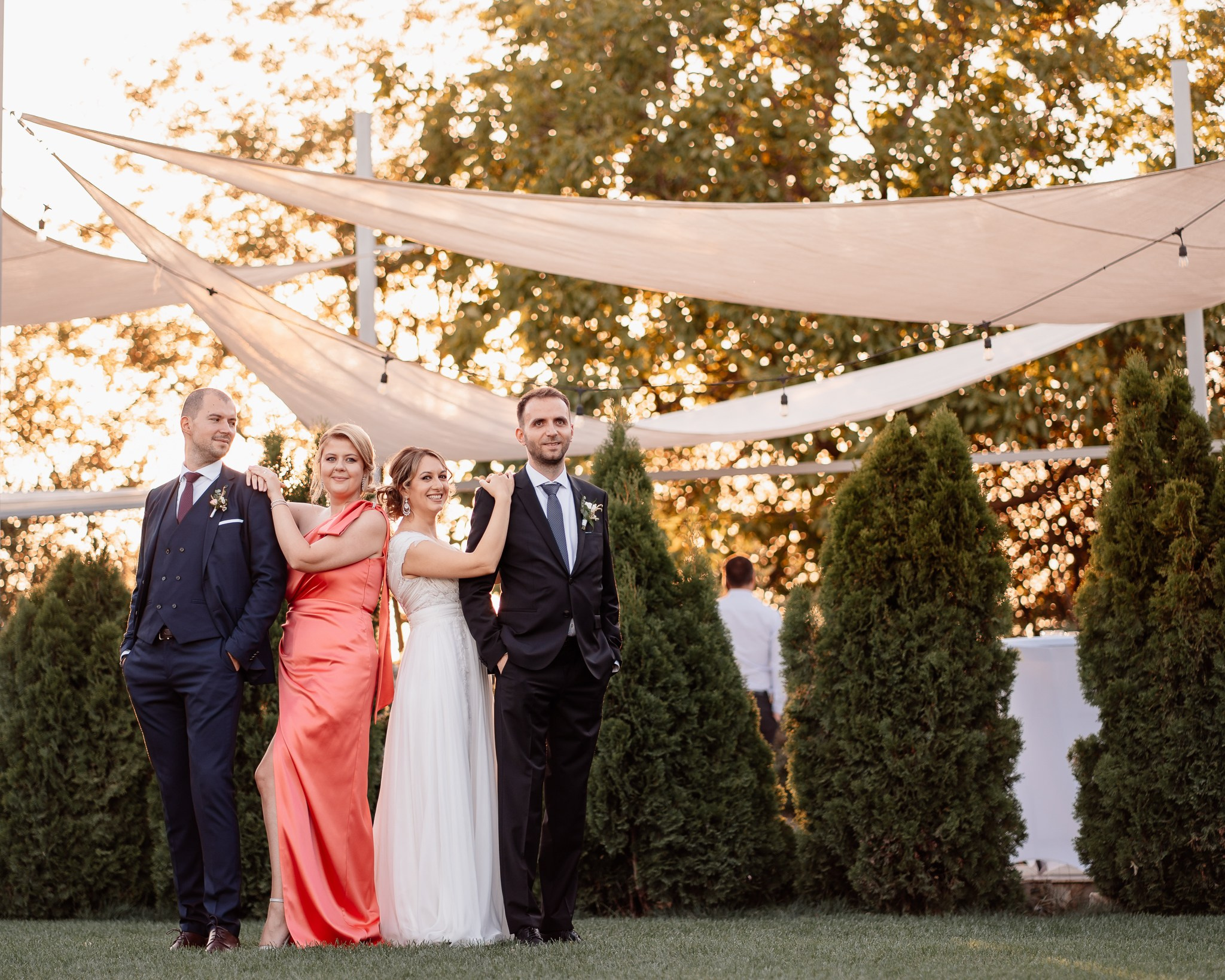 Moment emoționant între miri în ziua nunții, surprins într-un cadru natural și romantic, la Conacul din Livada. Fotografie de nuntă profesională, editată artistic pentru a evidenția emoția și eleganța evenimentului.