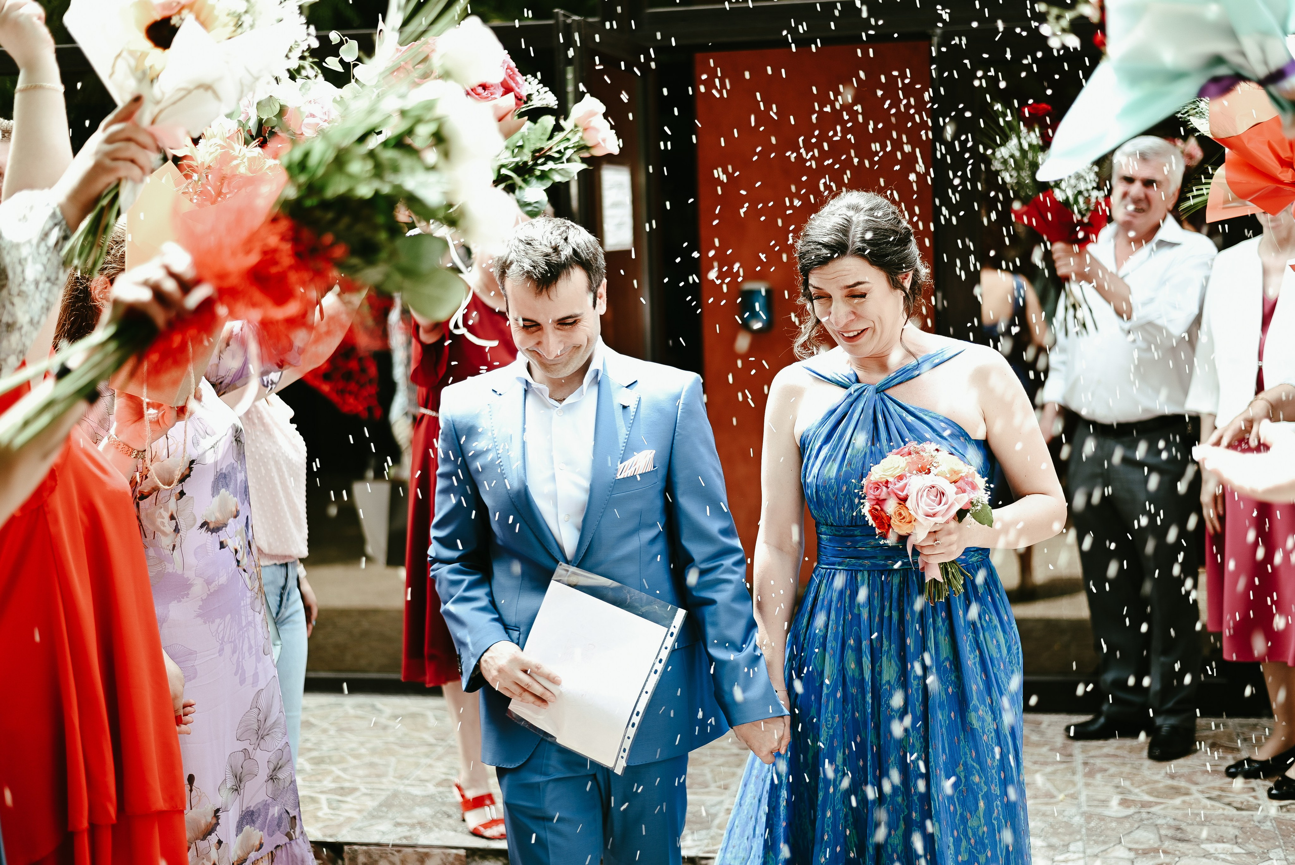 Cuplu proaspăt căsătorit ținându-se de mână în fața Stării Civile, surprins cu sensibilitate de fotograf specializat in cununie civilă –  Ana Maria Drăgan Foto Evenimente.