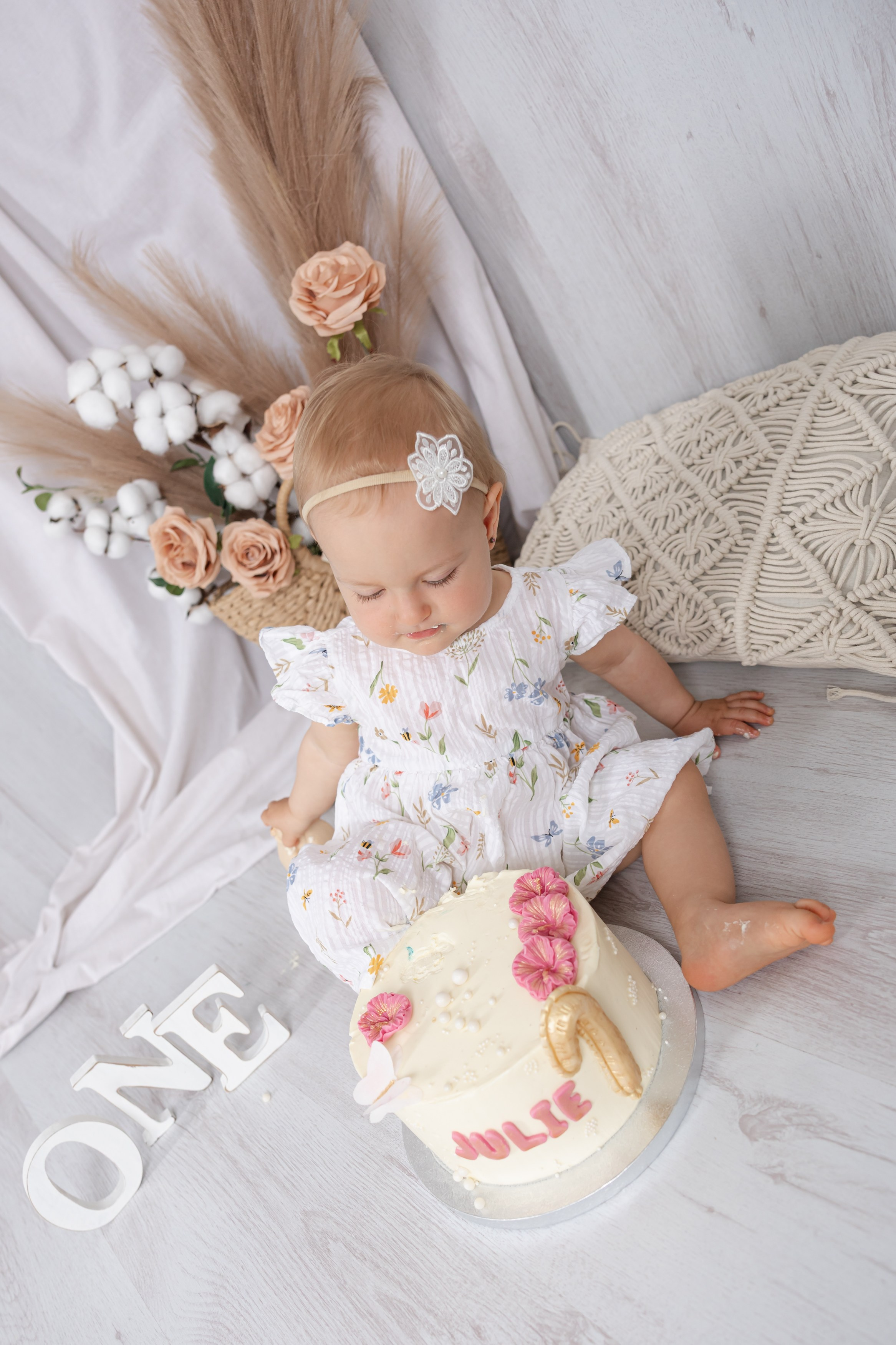 Dort, úsměv a první svíčka. Smash Cake focení v Písku uchová radost vašeho ročního dítěte