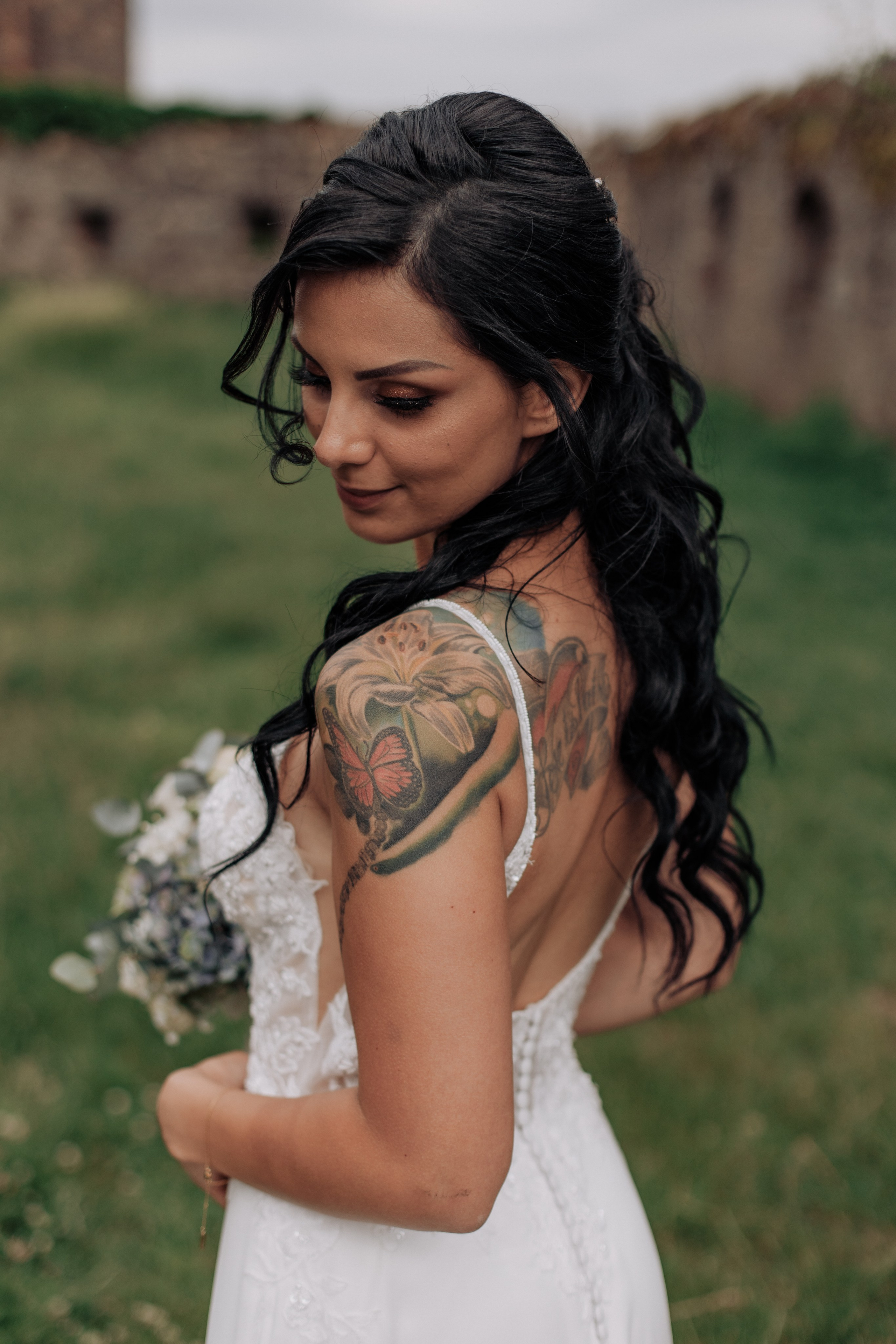 Die Braut blickt nachdenklich in die Ferne in der Burg Breuberg.