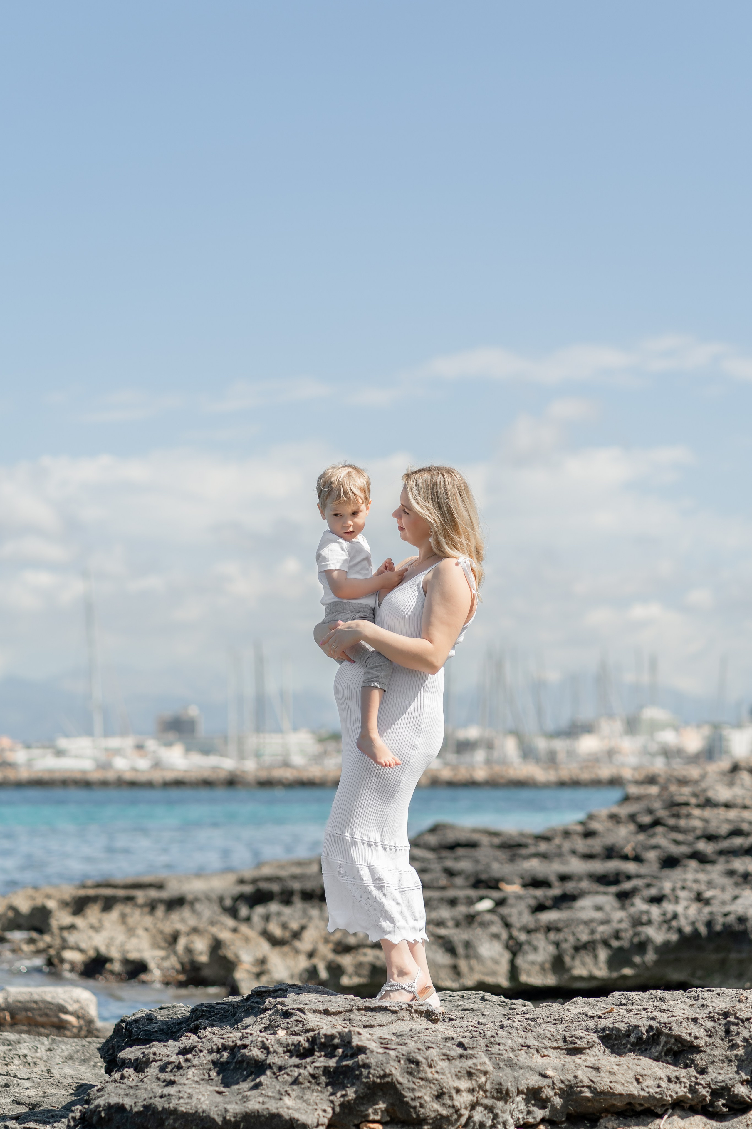 Babybauch-Shooting am Meer auf Mallorca mit Familie. Deine Fotografin auf Mallorca für Familien und Business