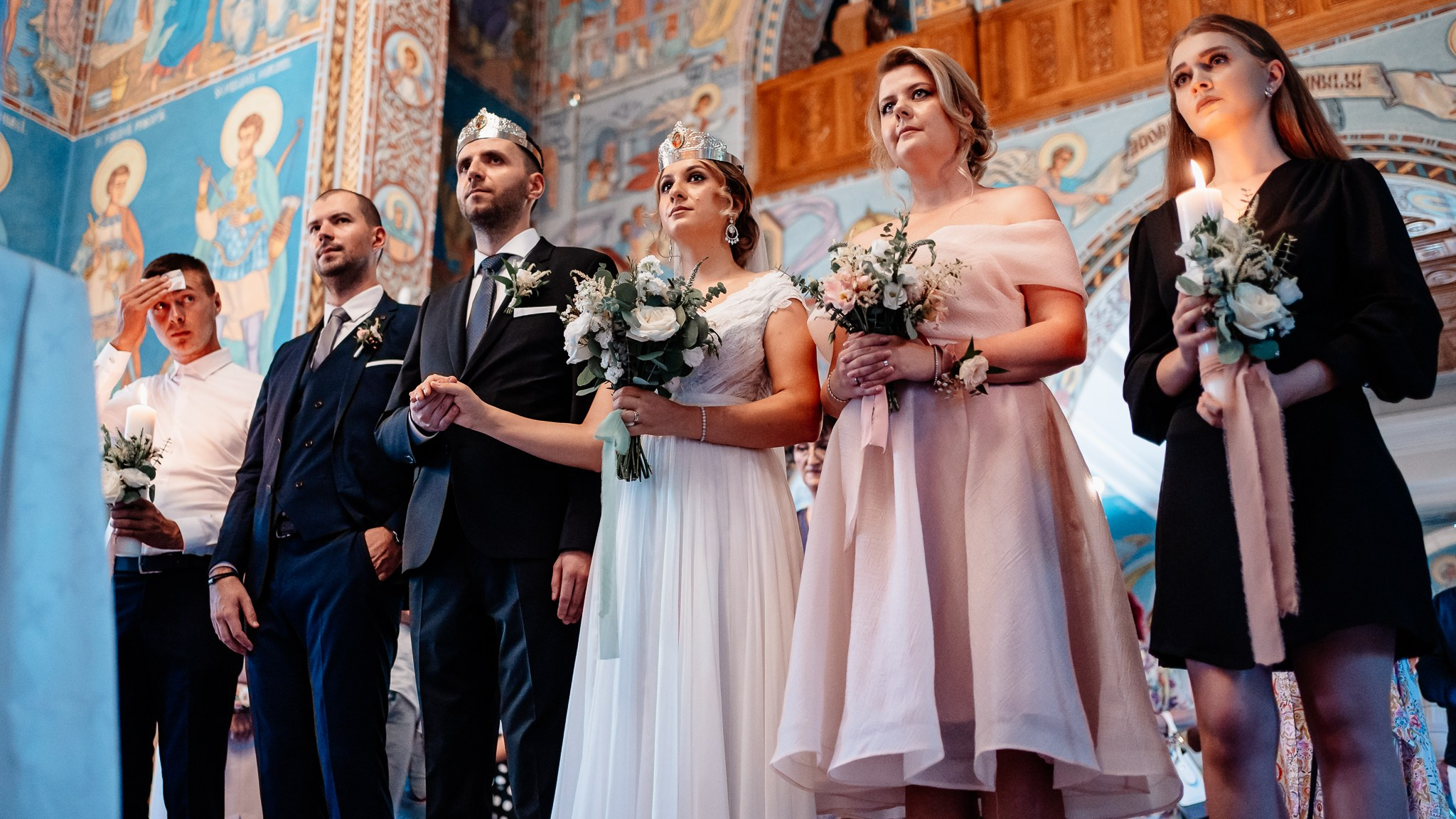 Moment emoționant între miri în ziua nunții, surprins într-un cadru natural și romantic, la Conacul din Livada. Fotografie de nuntă profesională, editată artistic pentru a evidenția emoția și eleganța evenimentului.