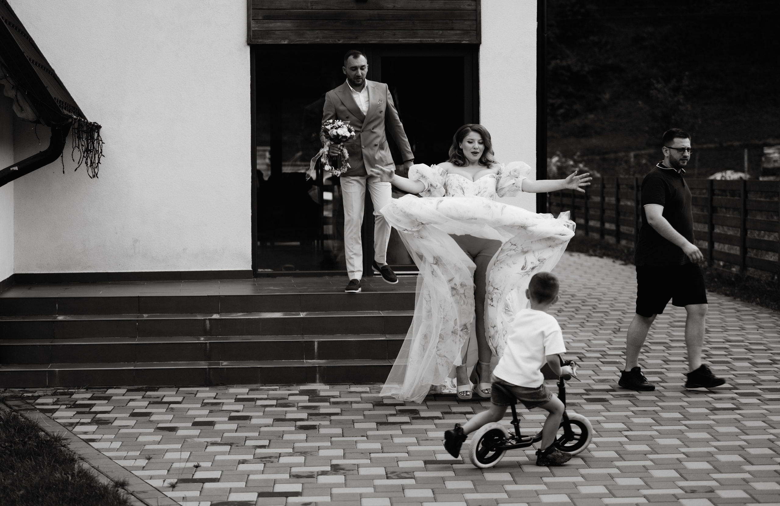 Fotograf profesionist de nuntă. Cu o abordare creativă și tehnici unice, spunem povestea voastră prin imagini pline de iubire și naturalețe. Descoperă arta fotografiei de nuntă . Fotograf Iasi, fotograf de nunta Suceava. Fotografii de nuntă. Pachet fotografii de nuntă. Fotograf Iasi, fotograf Suceava, fotograf Botosani, fotograf Romania. Servicii foto nuntă. Servicii foto-video.