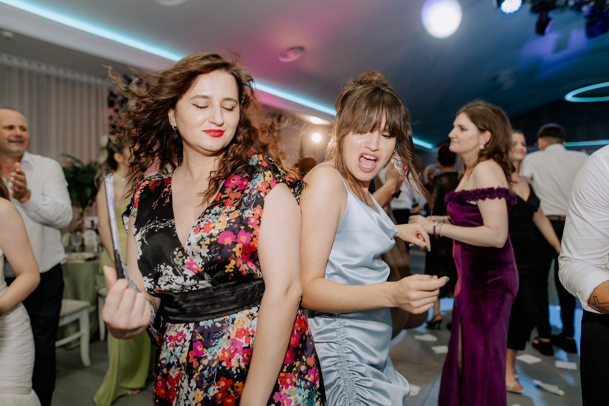 Cununie civila in aer liber , artificii de zi colorate , decor nunta , nunta la Hotel Traian. Proud Vision Weddings | Wedding Photography & Film — Servicii profesionale Foto Video Nunta Iasi