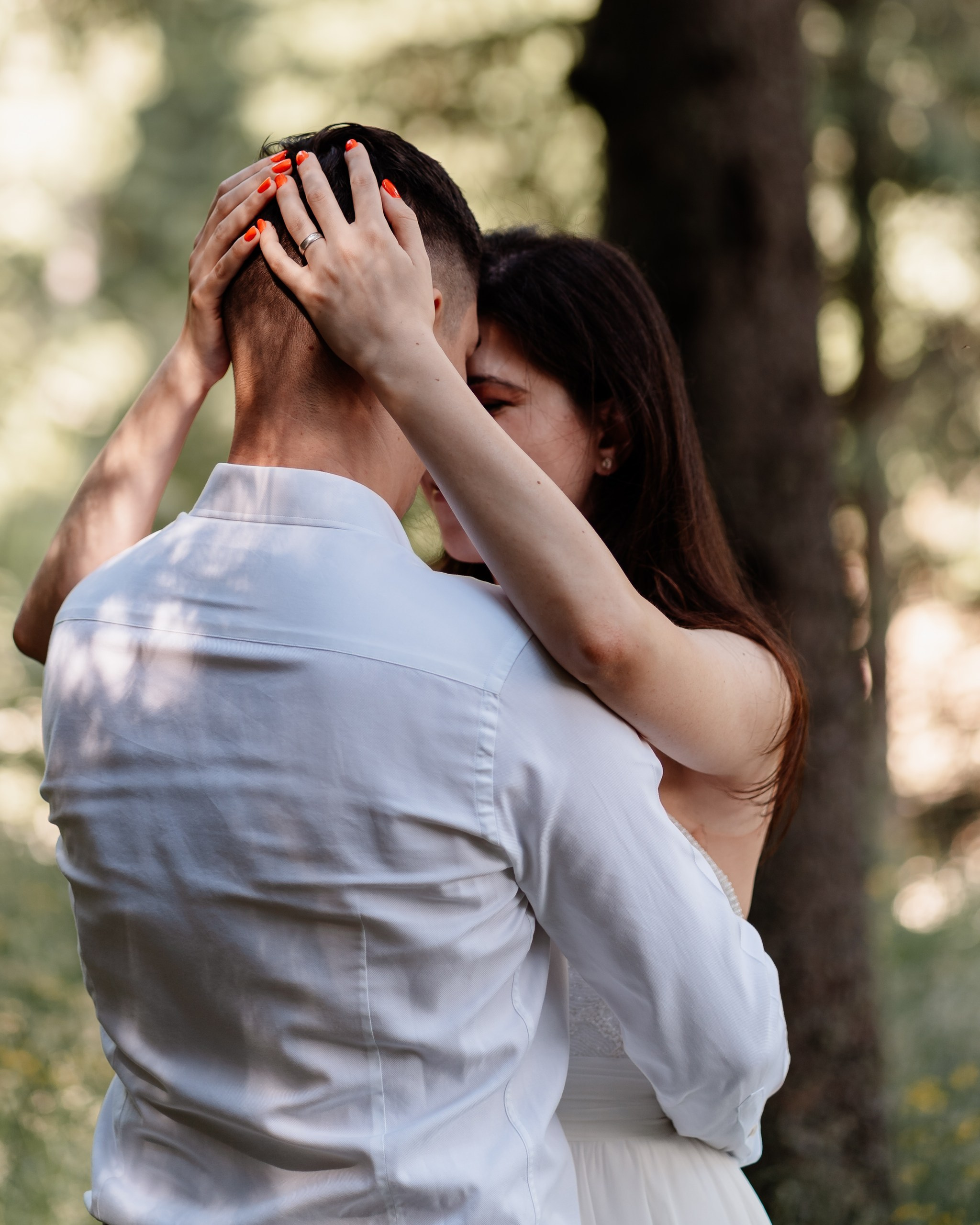 Moment emoționant între miri în ziua nunții, surprins într-un cadru natural și romantic, la Lacul Bolboci. Fotografie de nuntă profesională, editată artistic pentru a evidenția emoția și eleganța evenimentului.