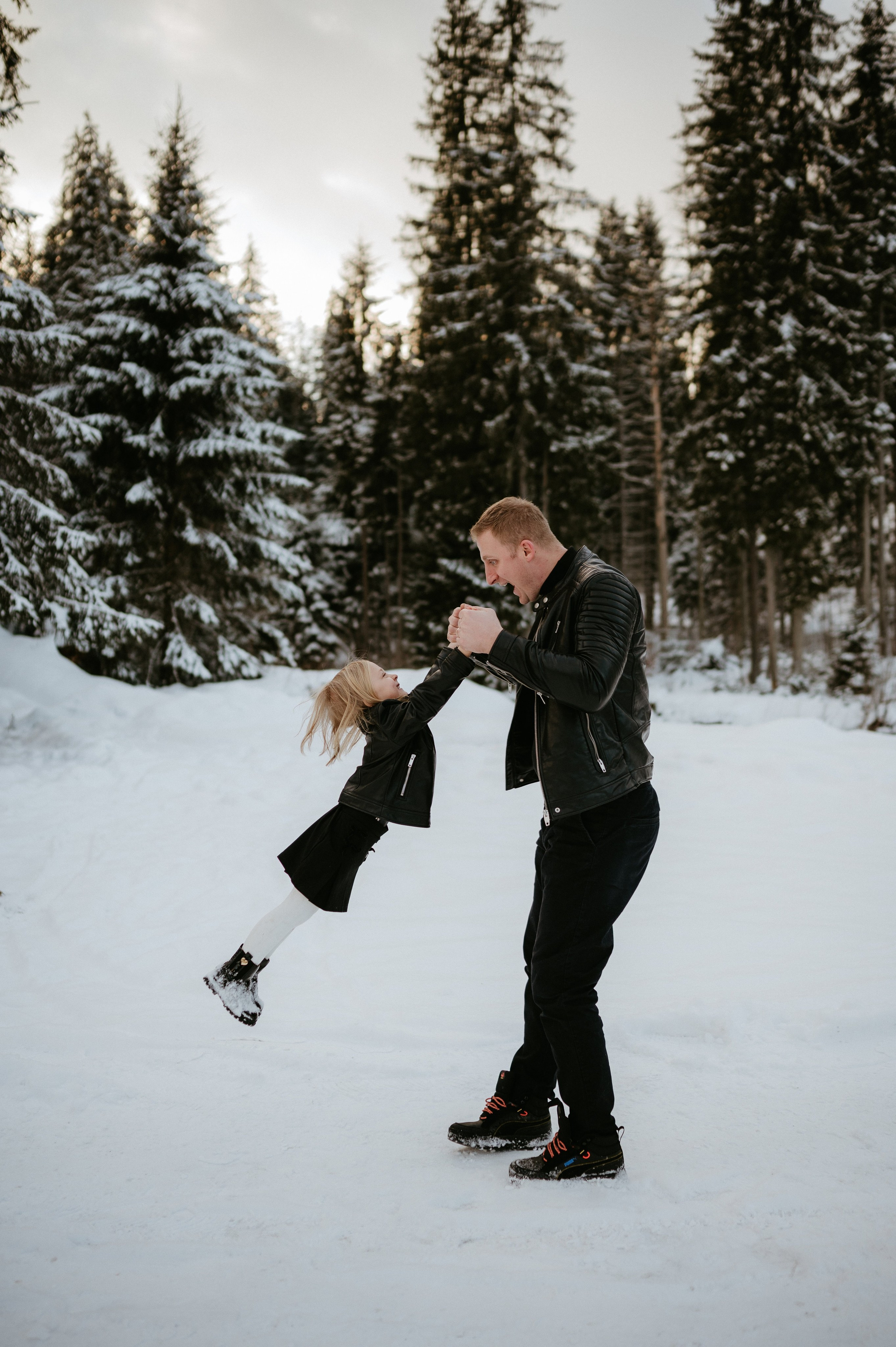 Ședință Foto de Familie la Munte – Fotografii de Iarnă în Lupcina. Valentin Melen - fotograf de nunta 🤍