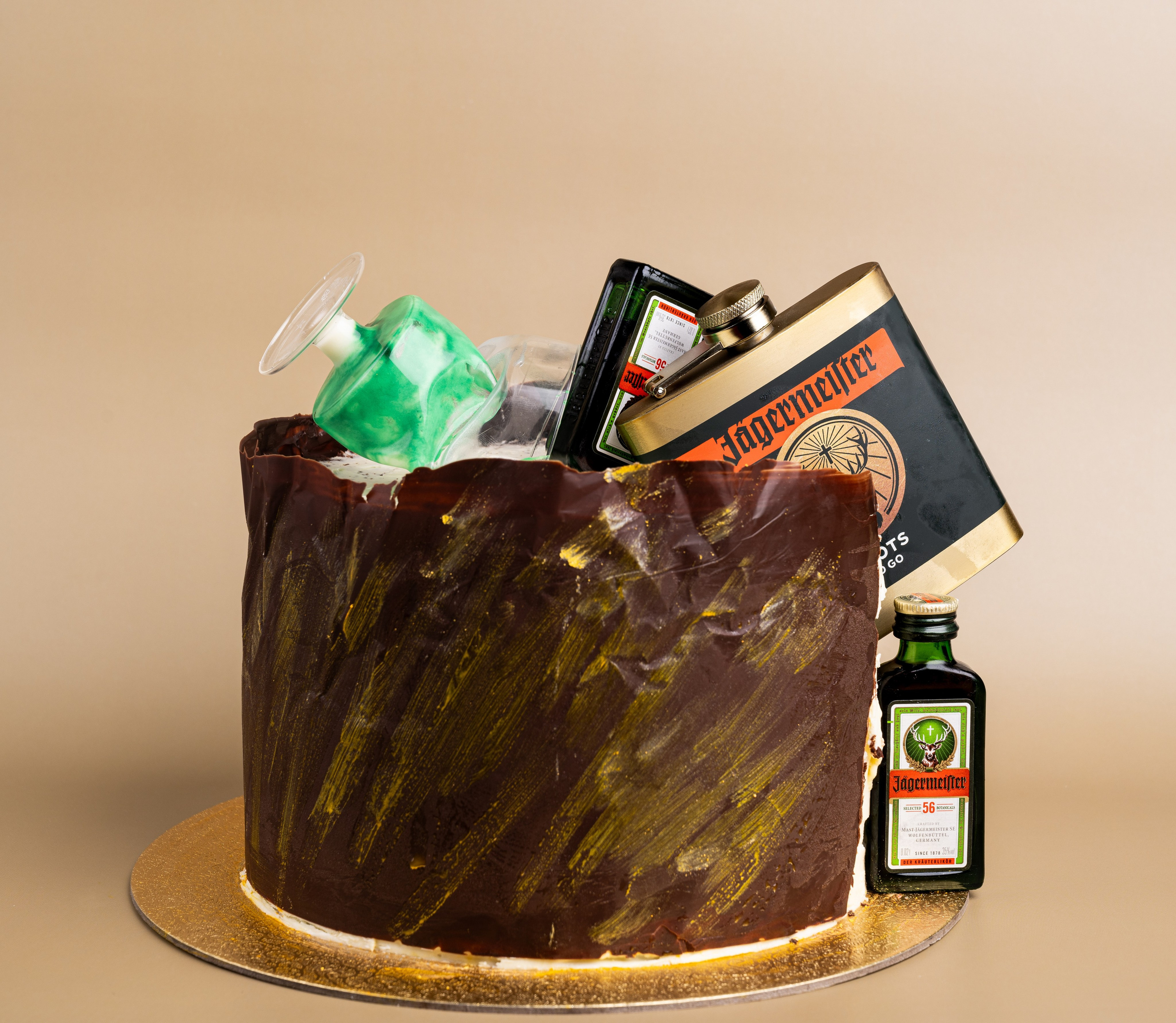 Tort artizanal minimalist, fotografiat pe fundal întunecat – imagine profesională pentru cofetării de lux