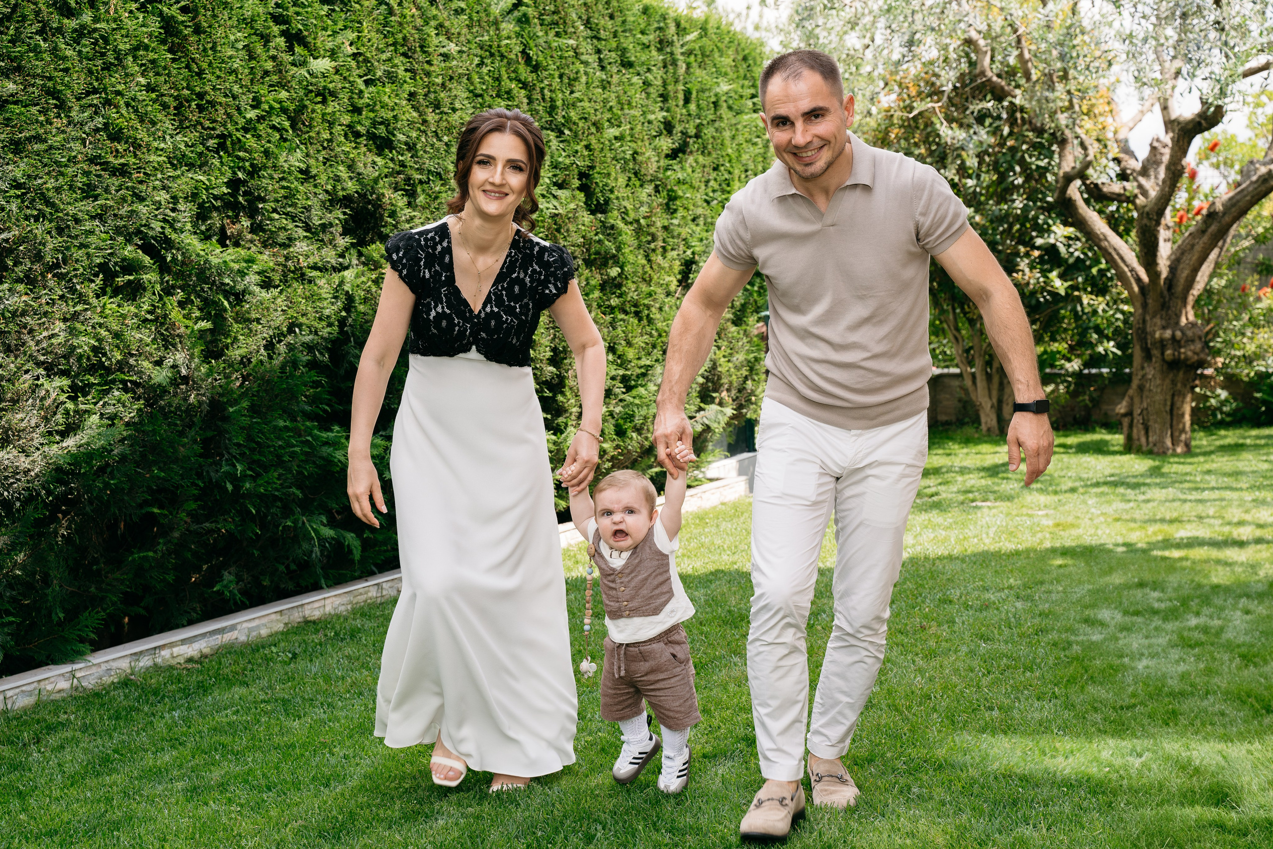 Scatto intimo a casa con Aaron, mamma e papà prima della cerimonia