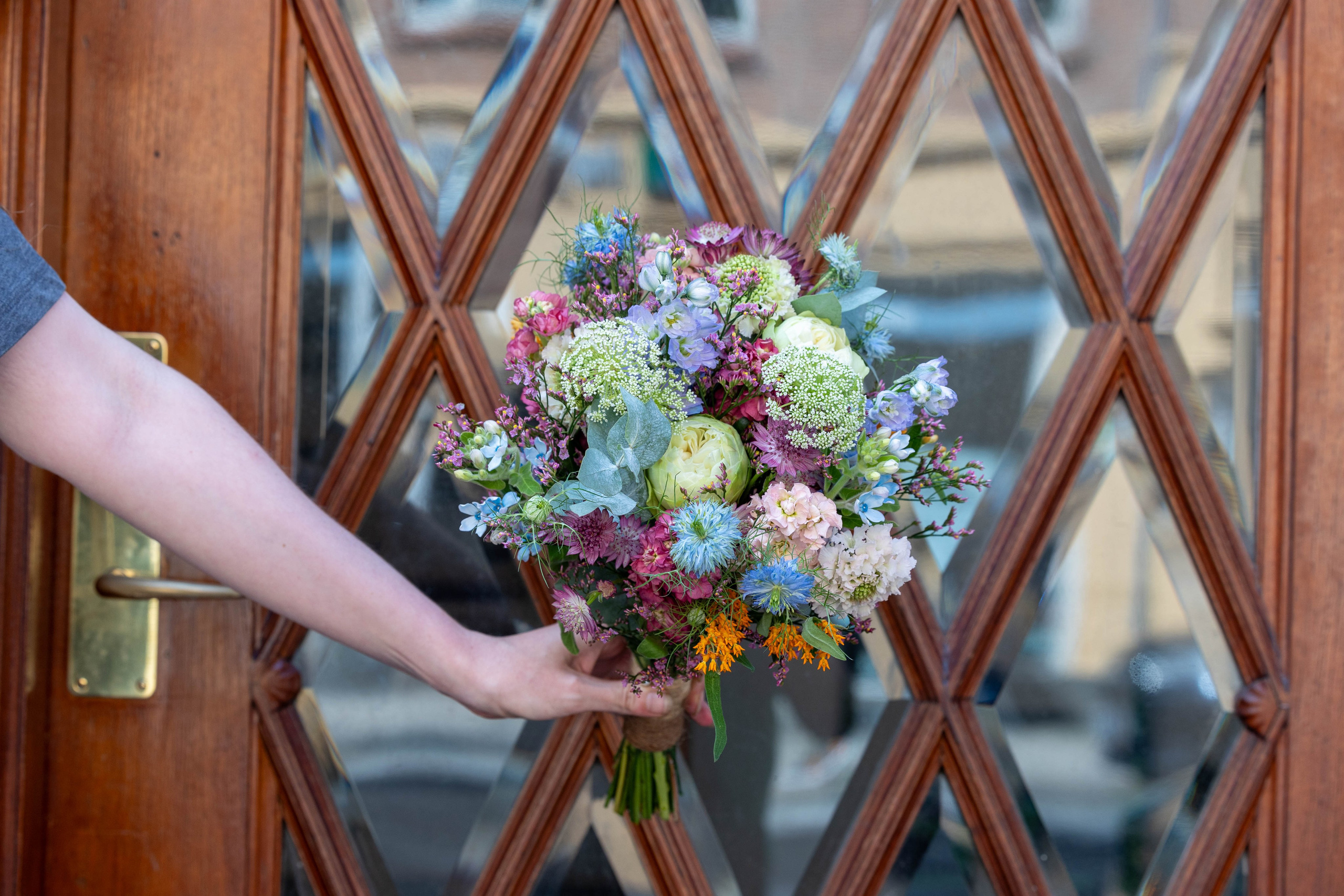 Håndbundne brudebuketter skabes efter jeres ønsker i farver, der passer til brylluppets tema i Aarhus. En tætbundet klassisk rokokkobuket, primært med roser, er romantisk og ideel til den klassiske bruds kirkebryllup, mens en buket med vilde haveblomster passer perfekt til boheme-brudens havebryllup.