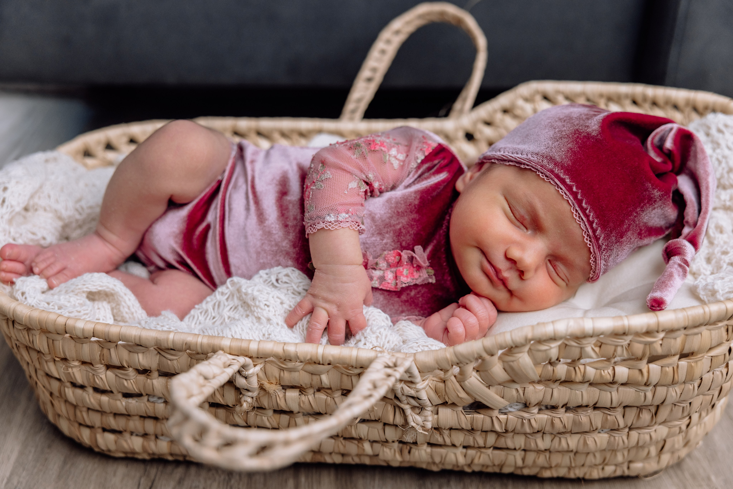 Neugeborenenfotoshooting zuhause mit Baby im Korb – professionelle Babyfotografie München