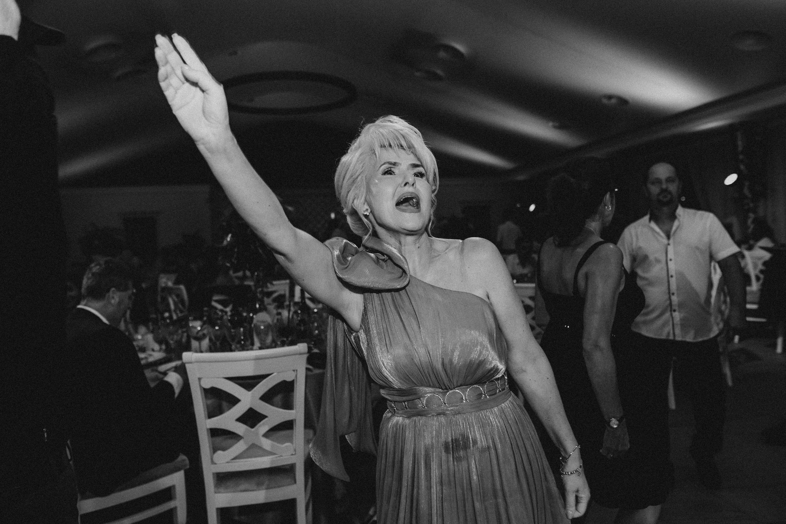 Cununie civila in aer liber , artificii de zi colorate , decor nunta , nunta la Hotel Traian. Proud Vision Weddings | Wedding Photography & Film — Servicii profesionale Foto Video Nunta Iasi