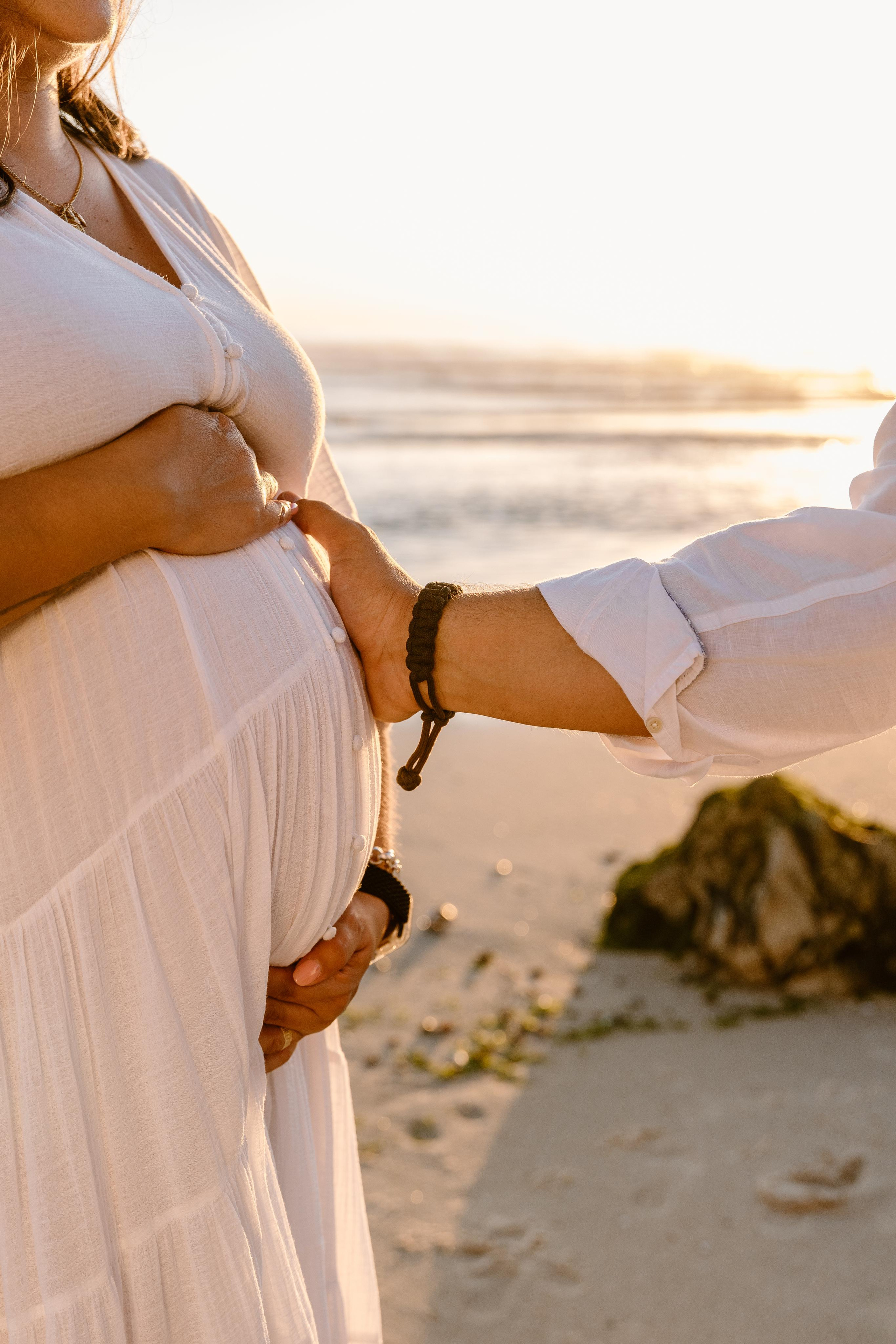 Sessão Maternidade na Praia de Paredes da Vitória. Luxury Wedding Photography & Cinematic Films | Portugal & Destination Weddings | Ricardo & Mary Pictures