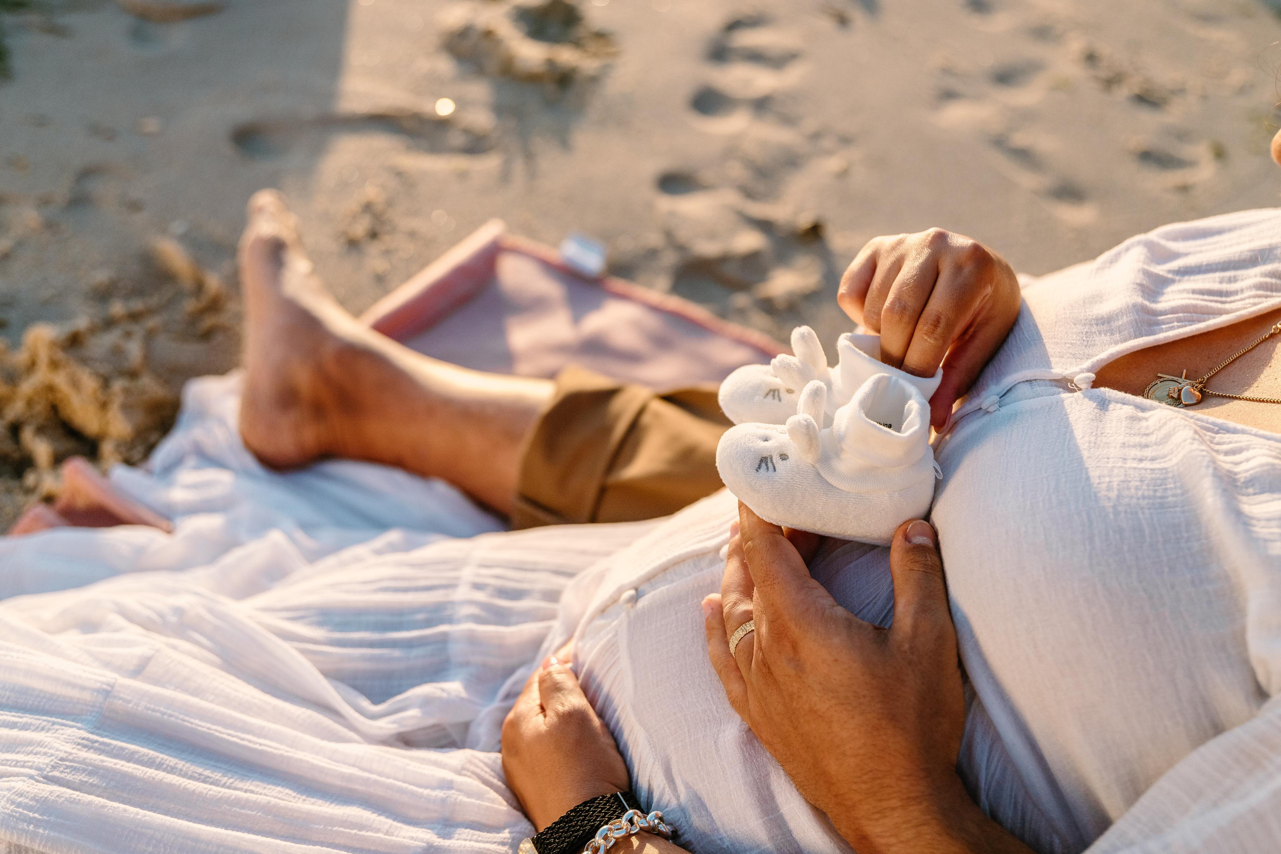 Sessão Maternidade na Praia de Paredes da Vitória. Luxury Wedding Photography & Cinematic Films | Portugal & Destination Weddings | Ricardo & Mary Pictures