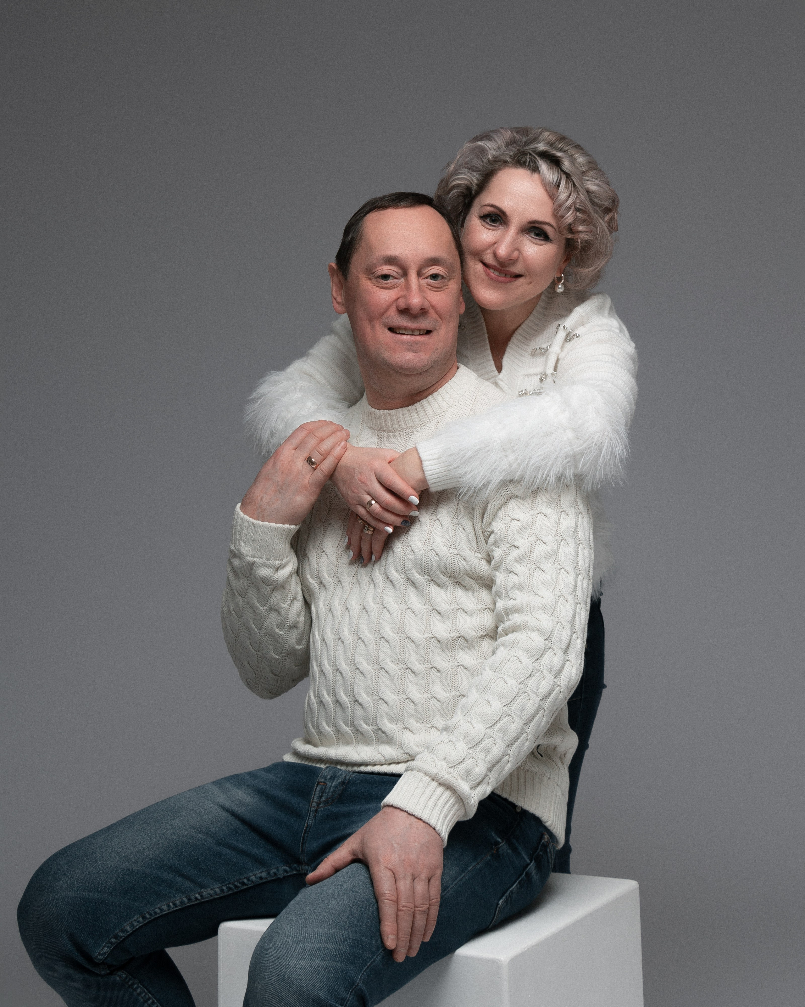 Natalia und Sergej lachen gemeinsam – Freude und Verbundenheit