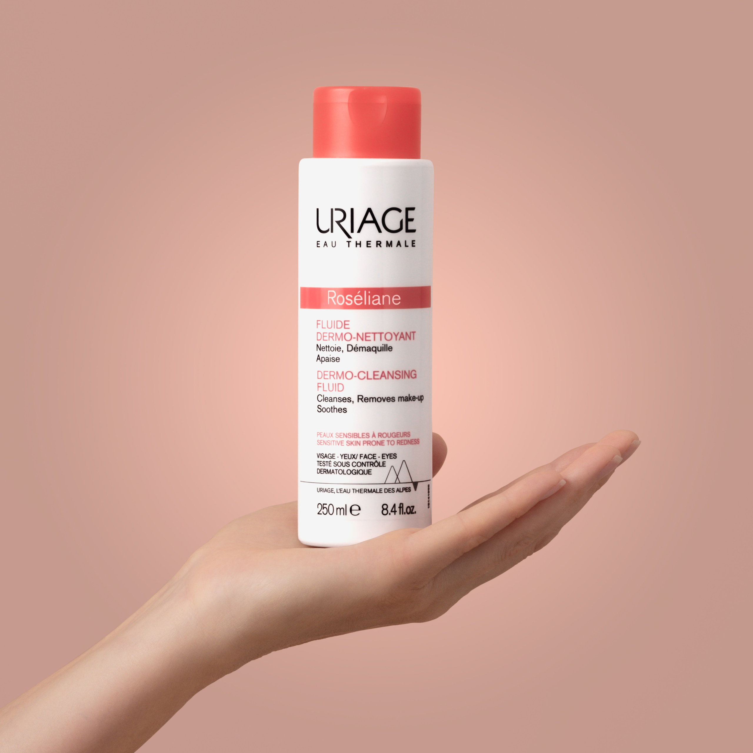 photographie de démonstration de produit avec le modèle mains