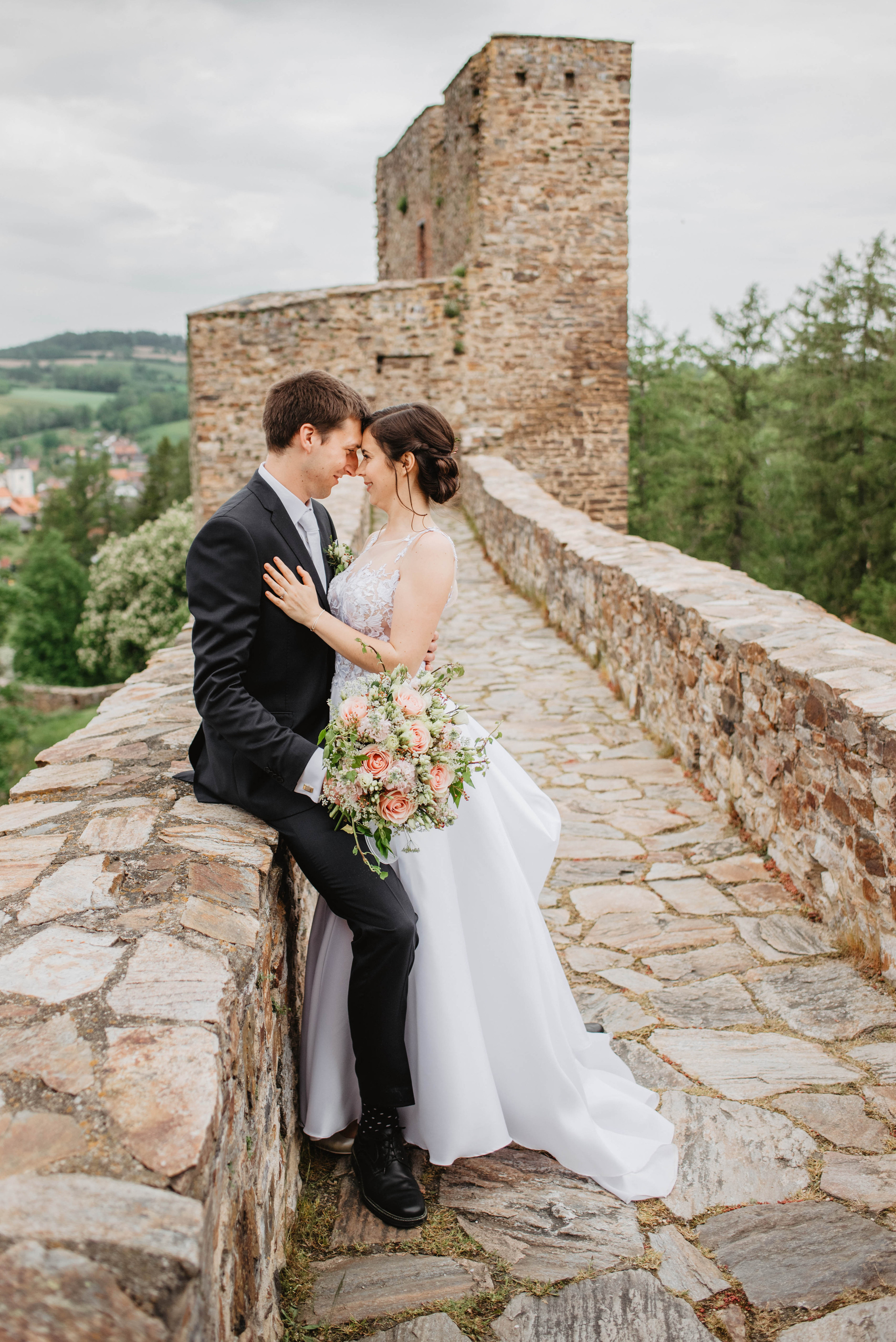 Svatba na hradě na Šumavě. Šumava. Velhartice. Lifestyle, wedding and family photographer