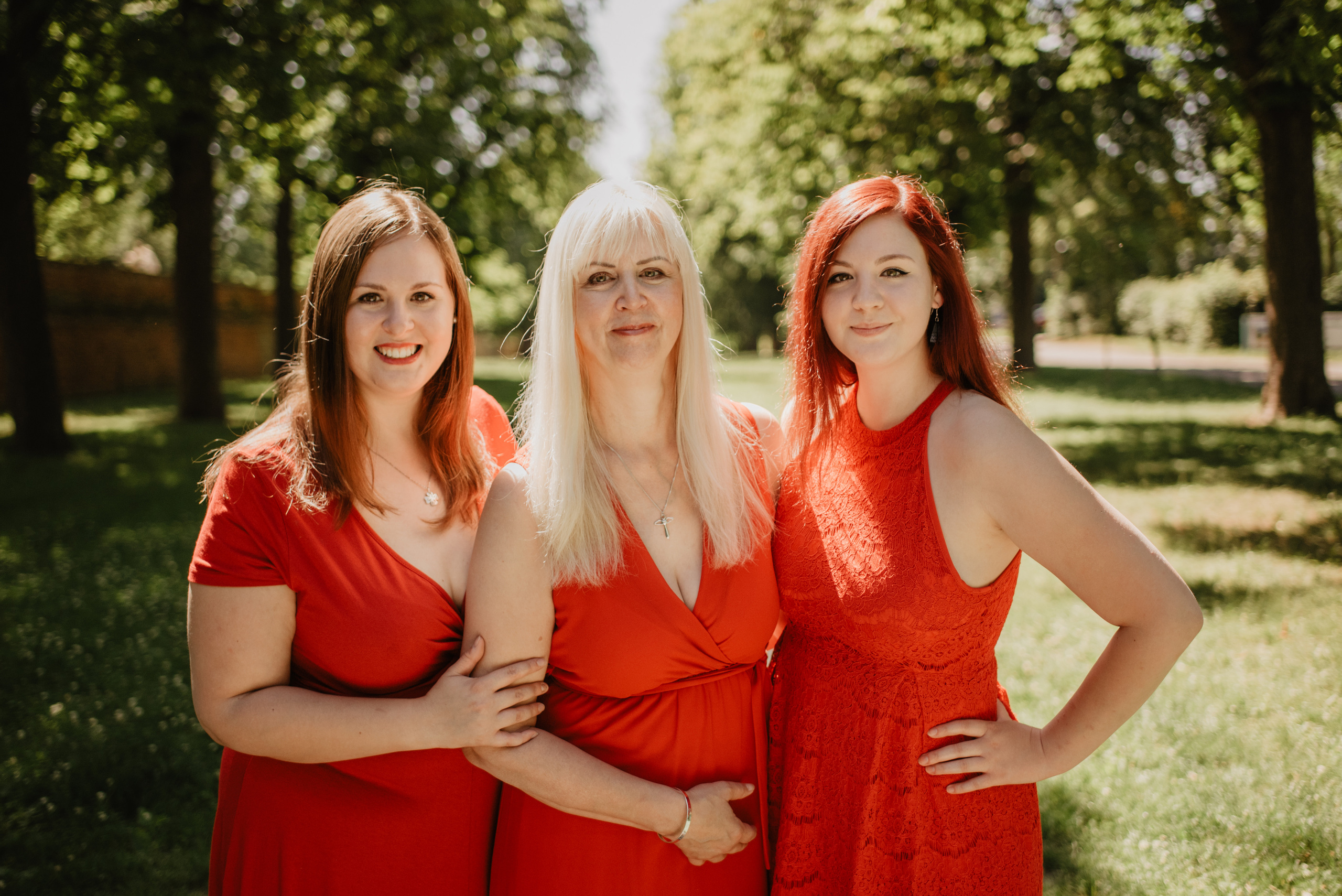 Eli, Anet and mum. Lifestyle, wedding and family photographer