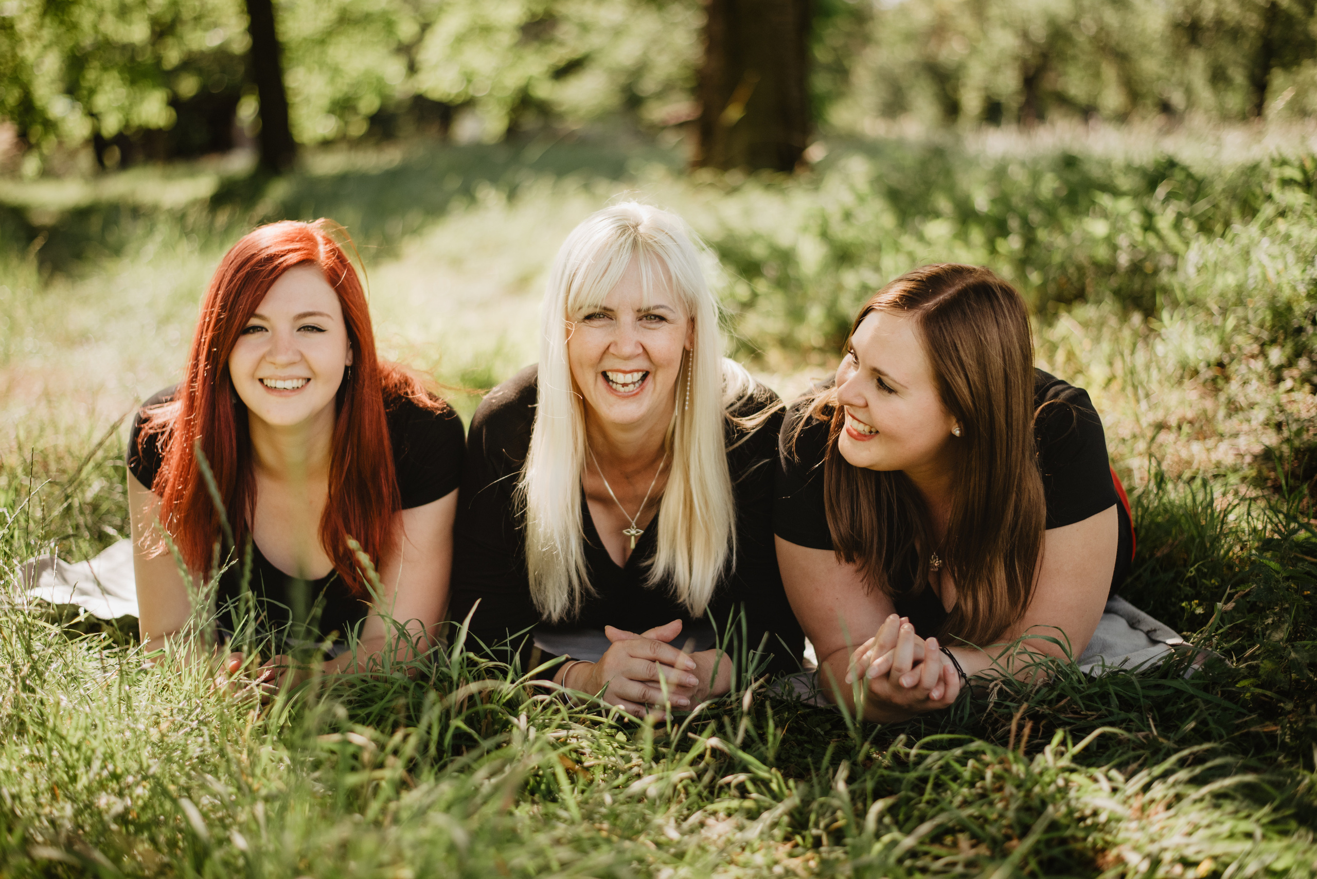 Eli, Anet and mum. Lifestyle, wedding and family photographer