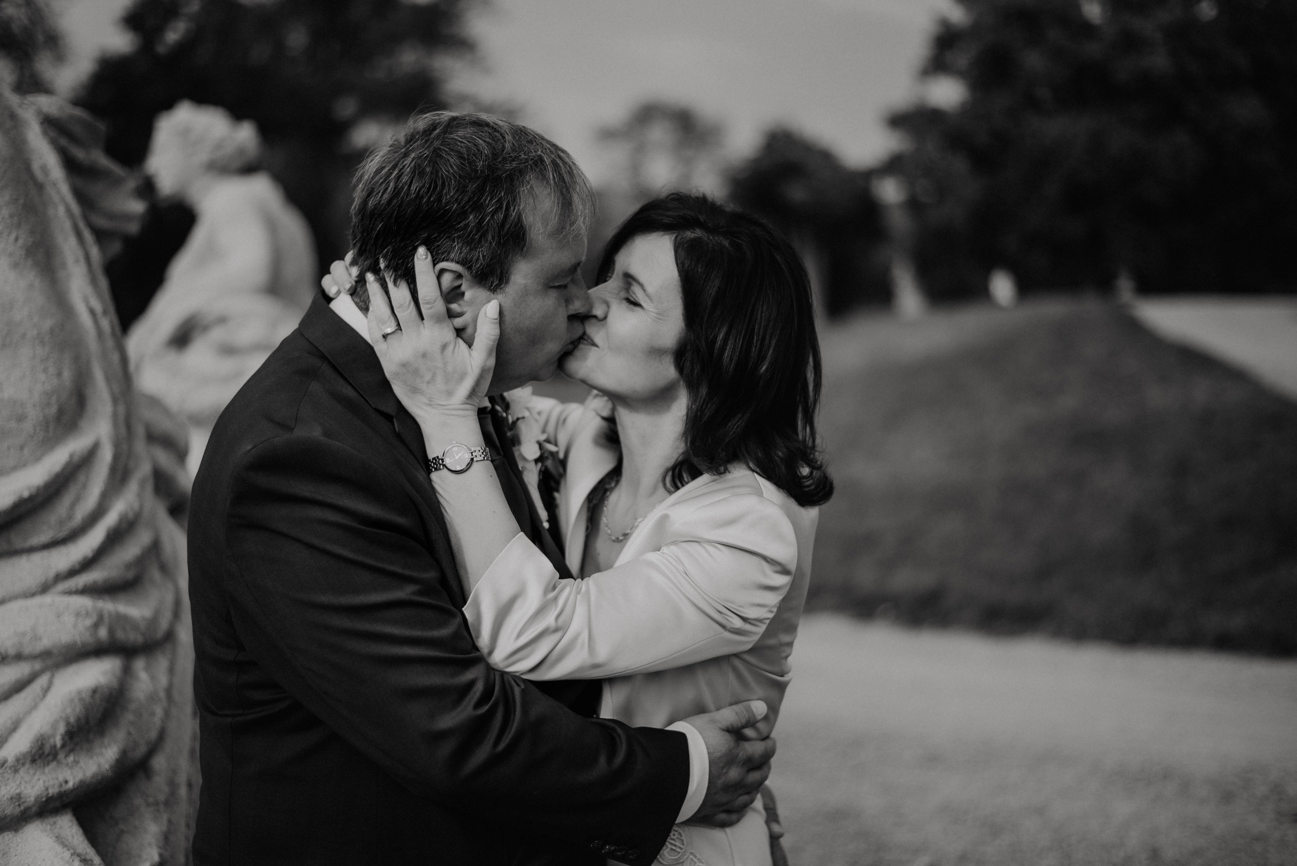 Svatba na zámku ve Slavkově u Brna. Lifestyle, wedding and family photographer