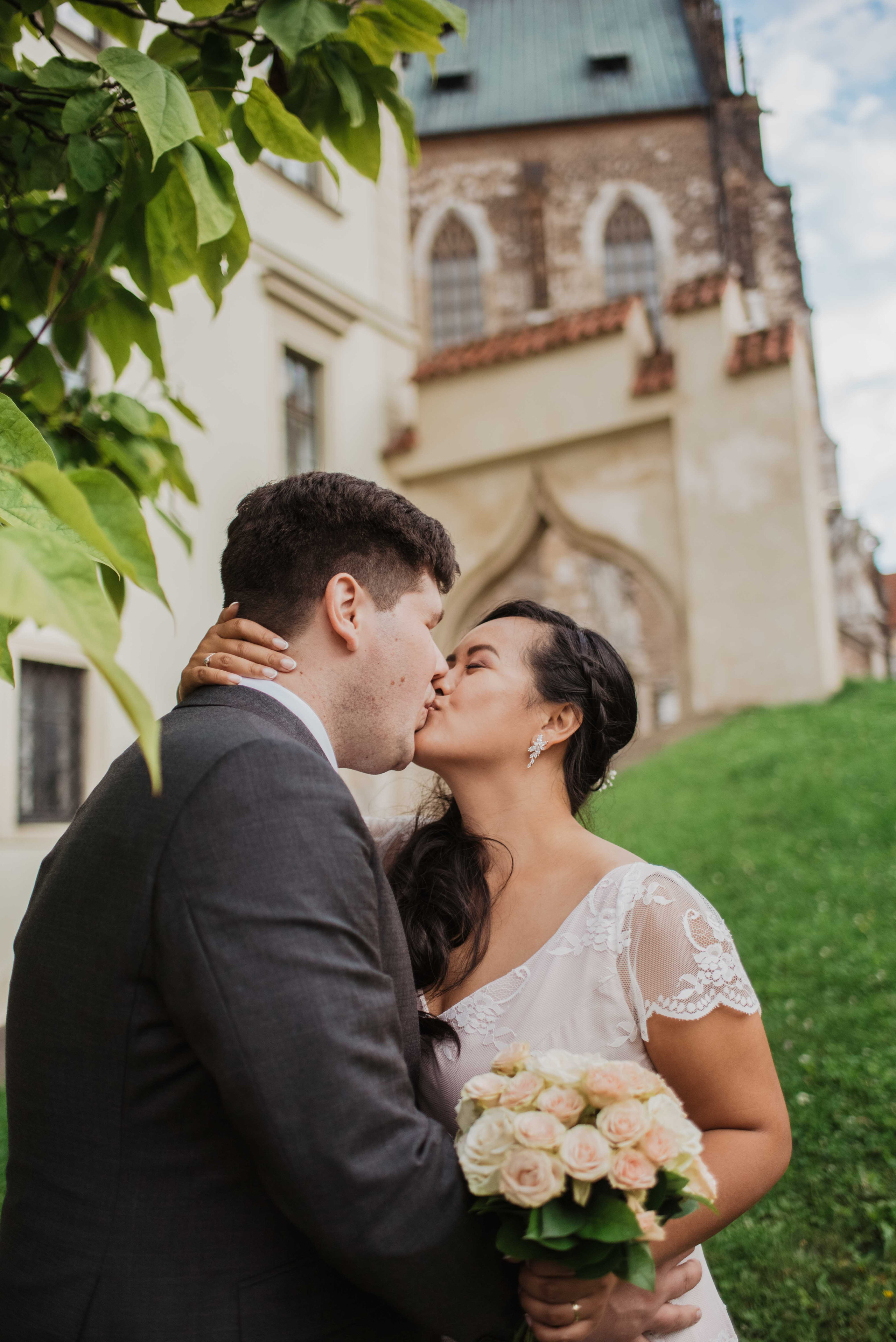 Svatba v centru Brna na Zelném trhu. Lifestyle, wedding and family photographer