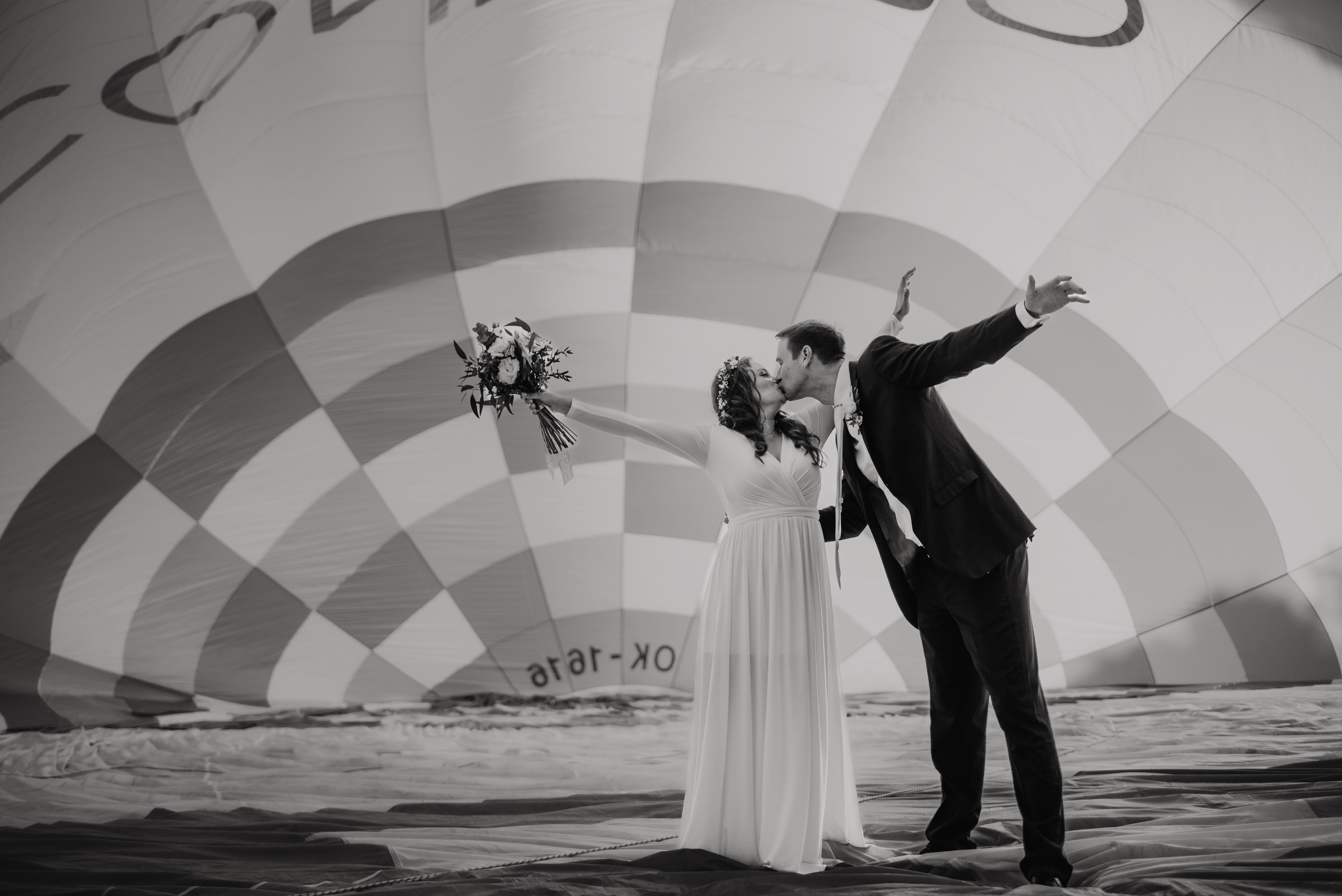 Wedding in the hot air balloon. Lifestyle, wedding and family photographer