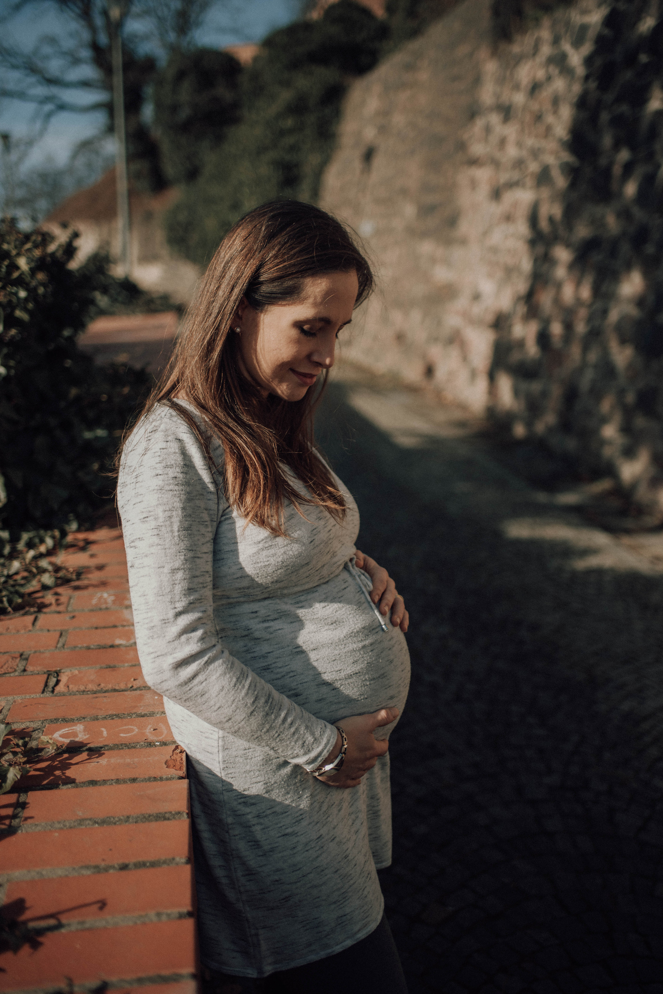 Veronika Jirková Couple in love during spring pregnancy photoshoot. Lifestyle, wedding and family photographer