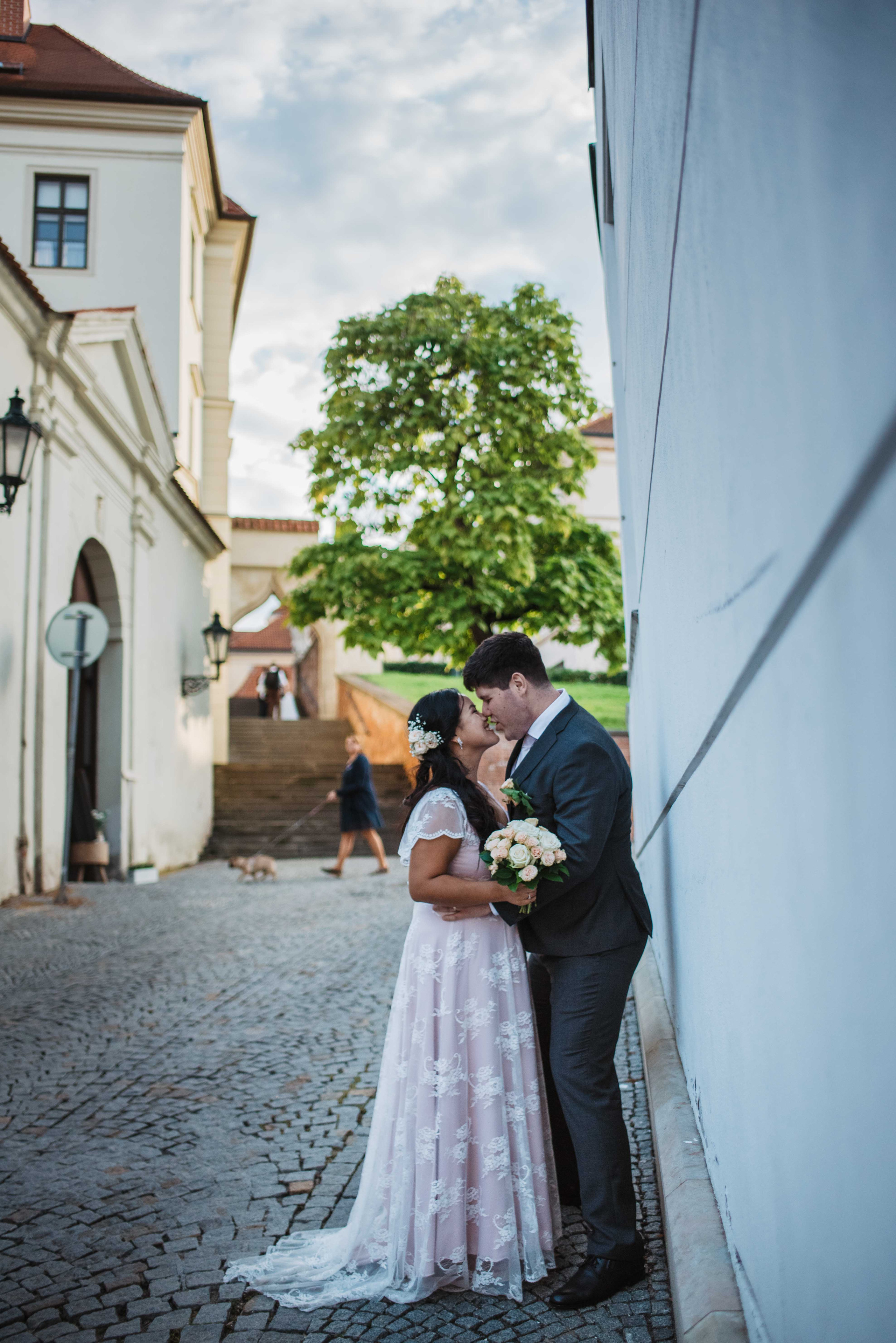 Svatba v centru Brna na Zelném trhu. Lifestyle, wedding and family photographer