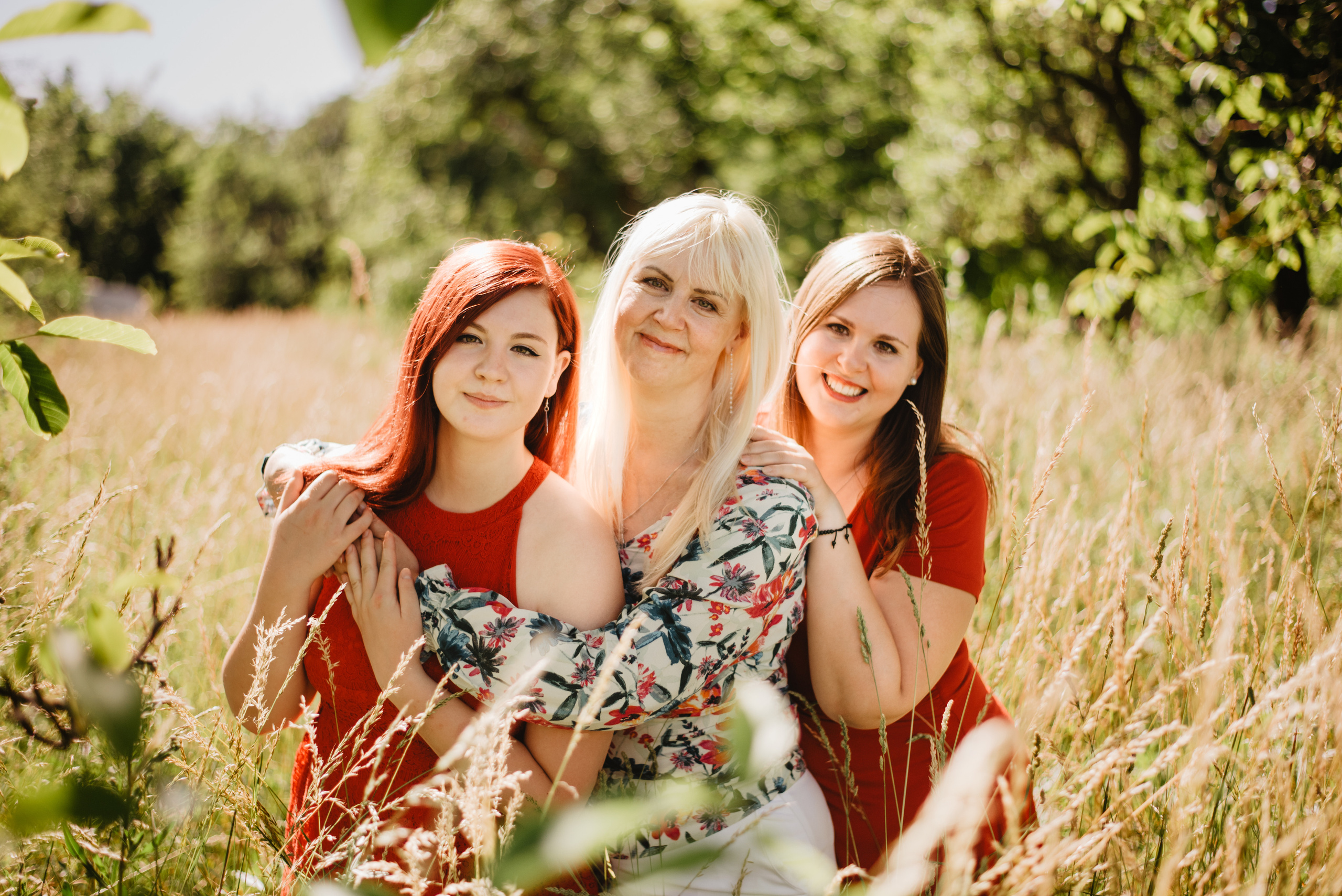 Eli, Anet and mum. Lifestyle, wedding and family photographer