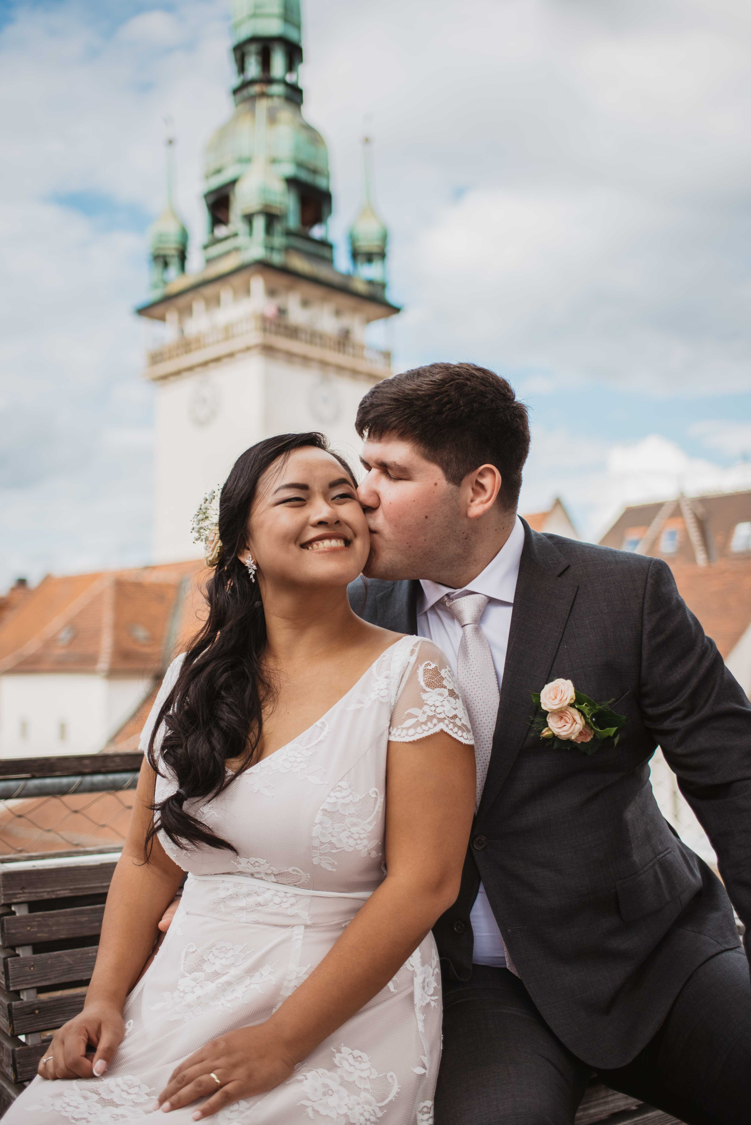 Svatba v centru Brna na Zelném trhu. Lifestyle, wedding and family photographer