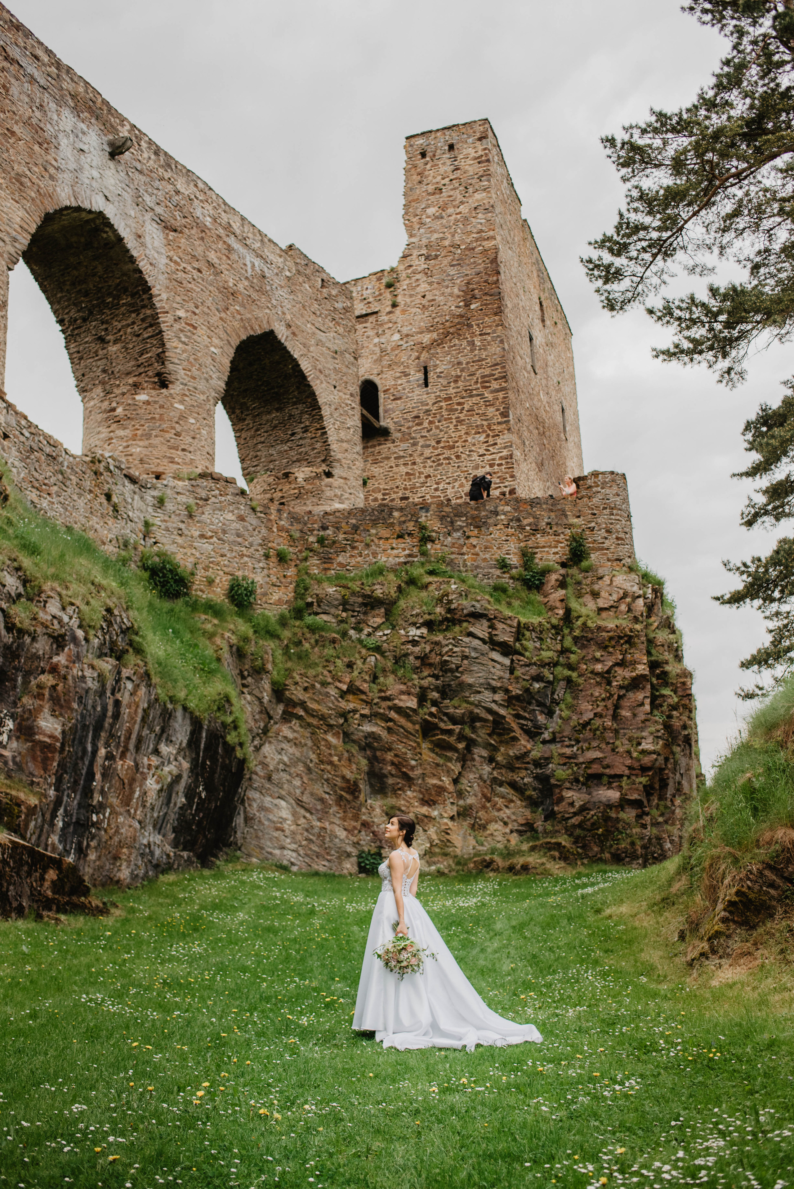 Svatba na hradě na Šumavě. Šumava. Velhartice. Lifestyle, wedding and family photographer