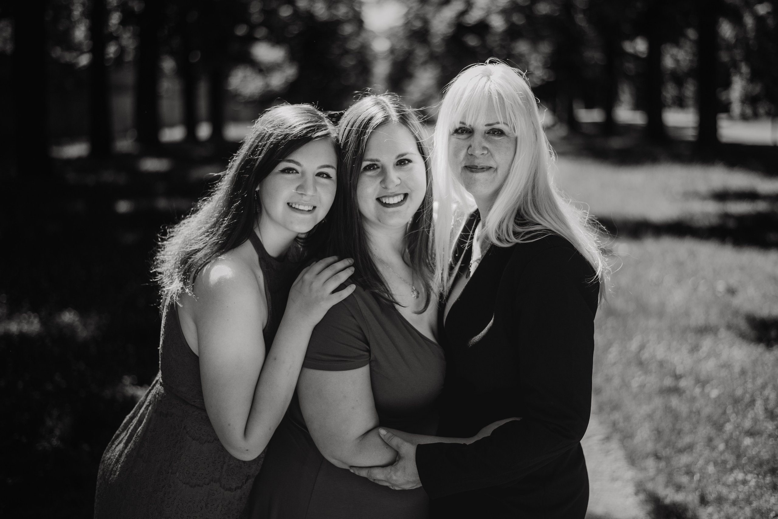 Eli, Anet and mum. Lifestyle, wedding and family photographer