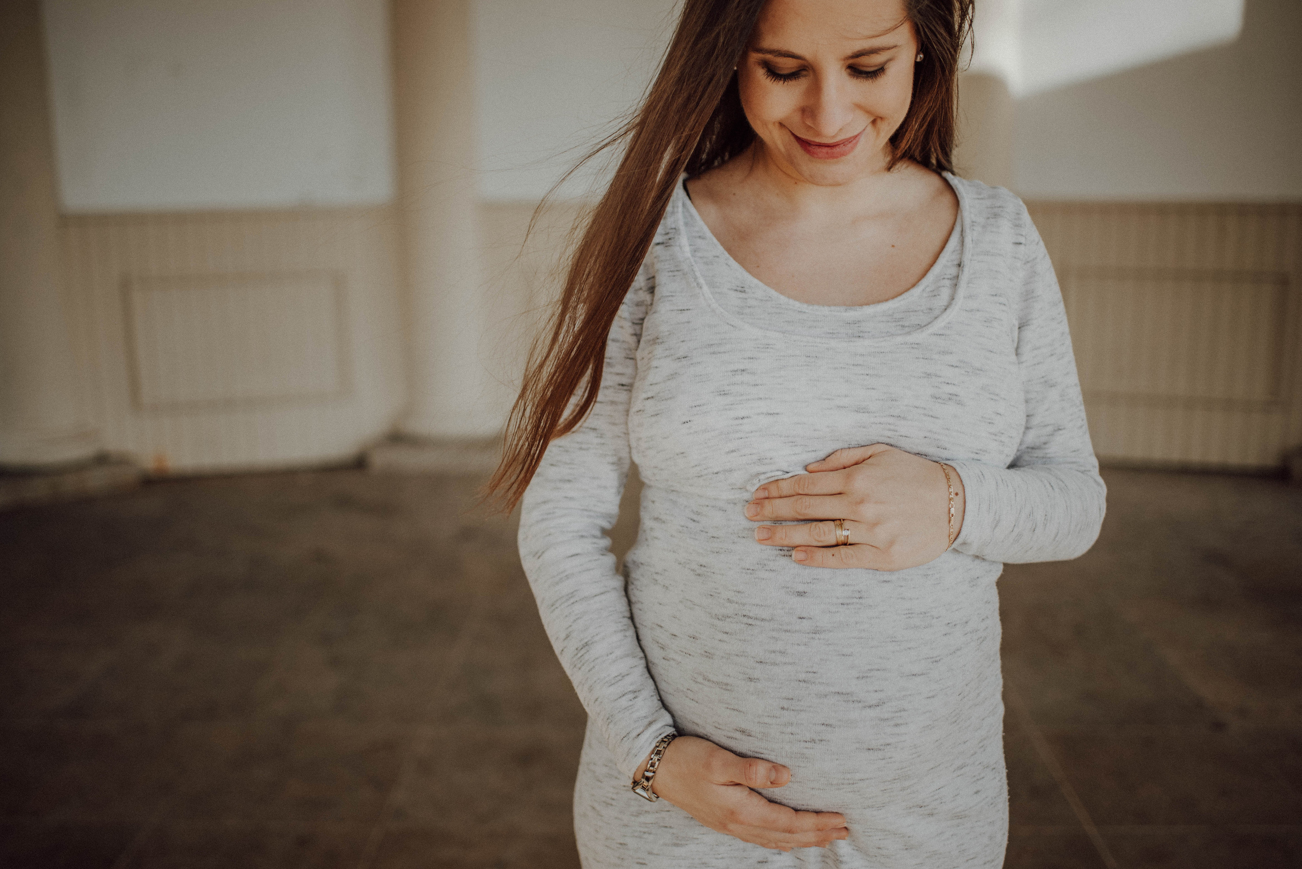 Veronika Jirková Couple in love during spring pregnancy photoshoot. Lifestyle, wedding and family photographer