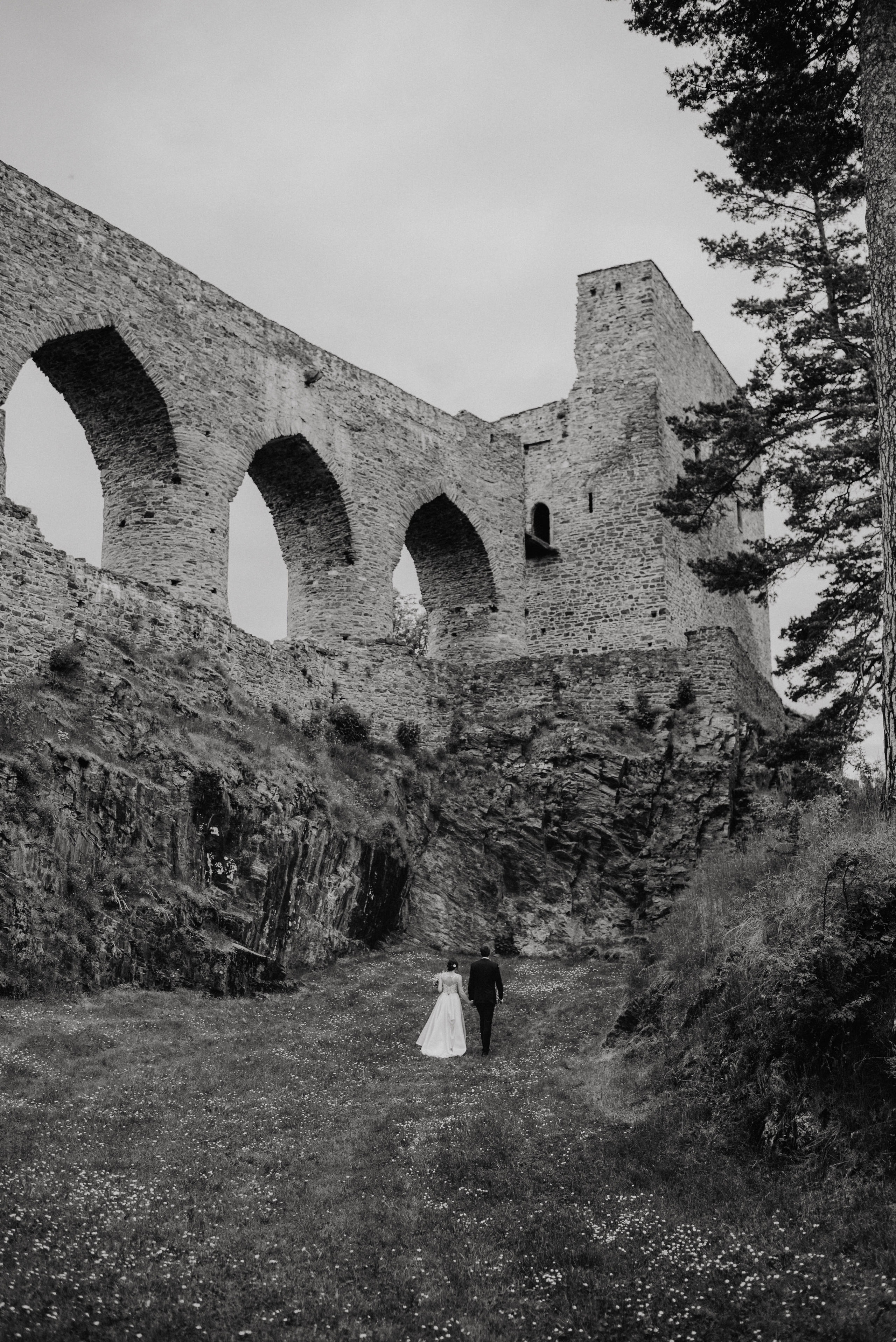 Svatba na hradě na Šumavě. Šumava. Velhartice. Lifestyle, wedding and family photographer