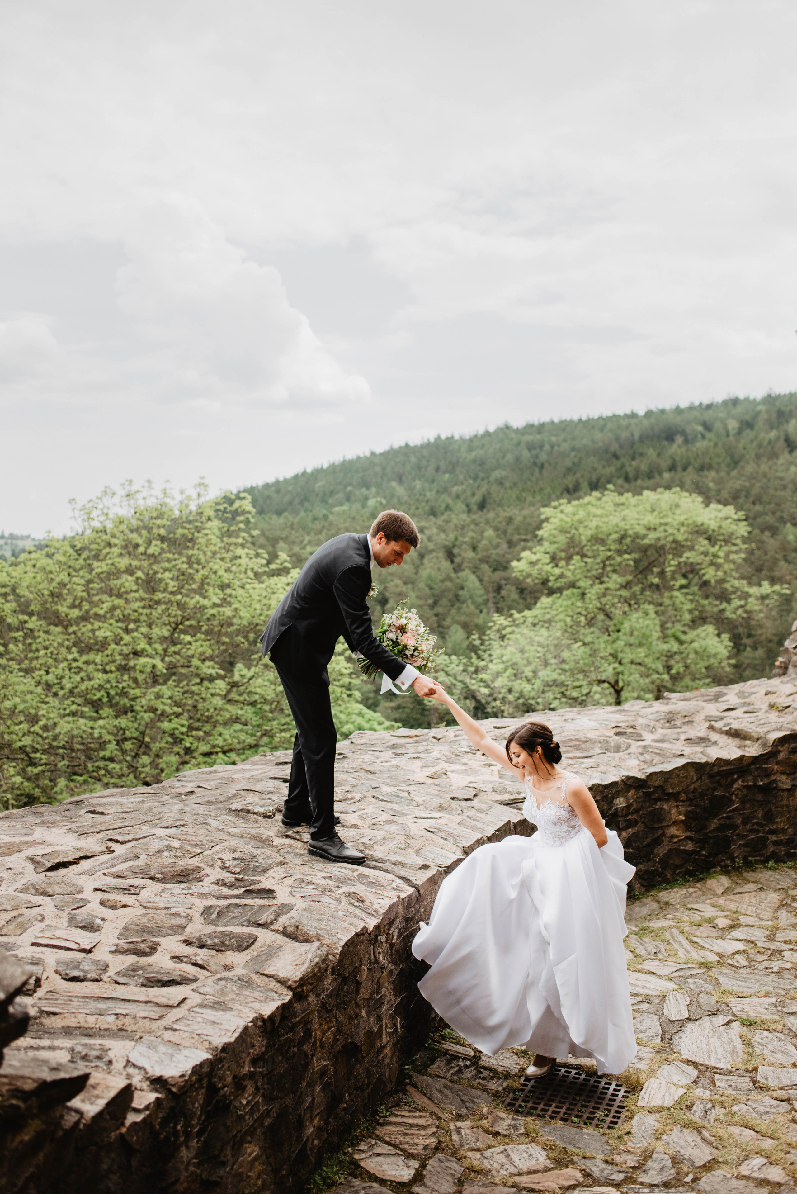 Svatba na hradě na Šumavě. Šumava. Velhartice. Lifestyle, wedding and family photographer