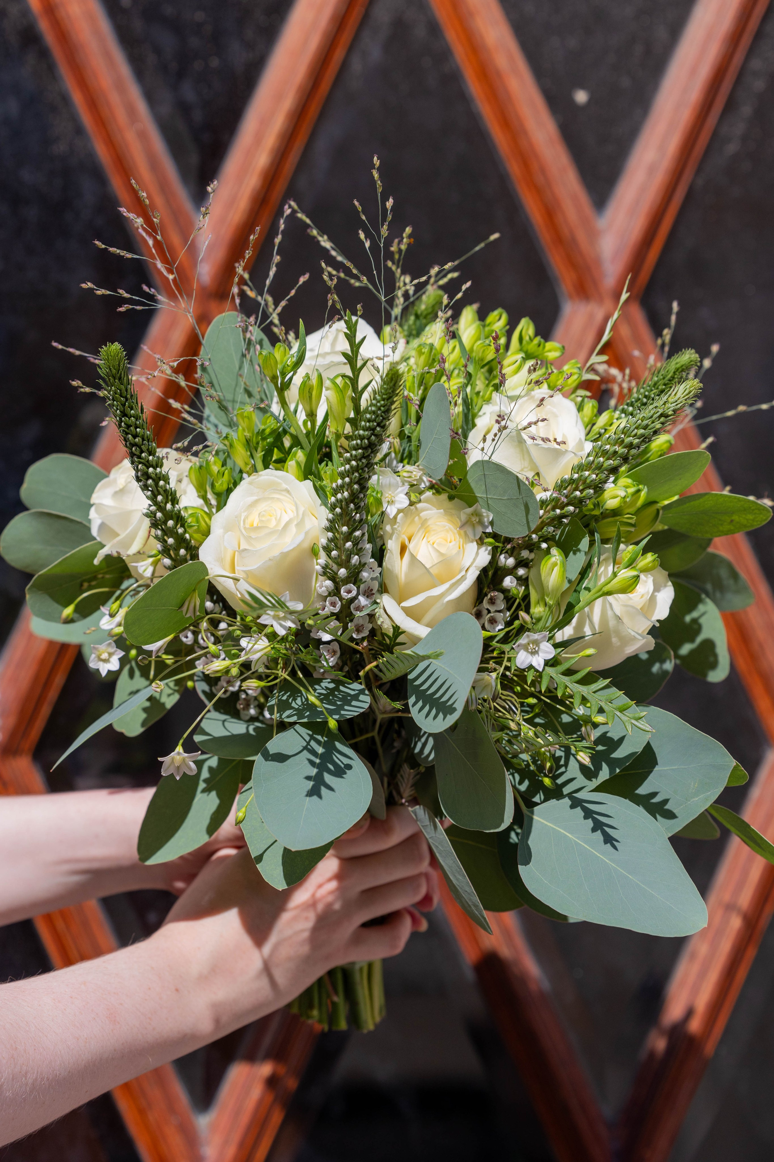 Brudens buket er ikonisk.Den symboliserer mere end en tradition og peger på mere end blot en fejring.Derfor lægger vi hjerte og sjæl i de buketter, vi skaber til den smukkeste dag. 