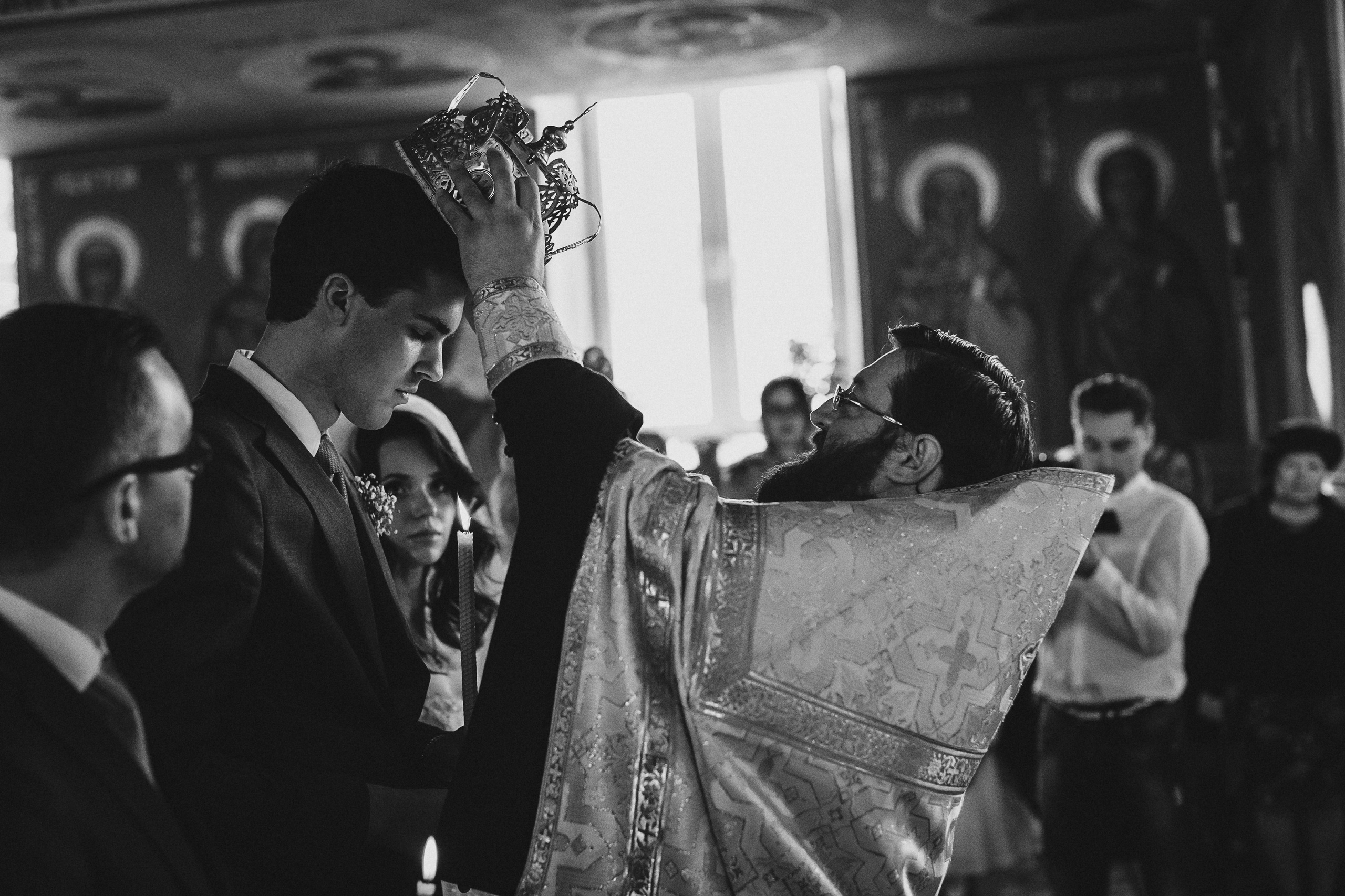 Фотограф в Ирландии чёрно-белая церковь венчание жених невеста любовь гости корона 